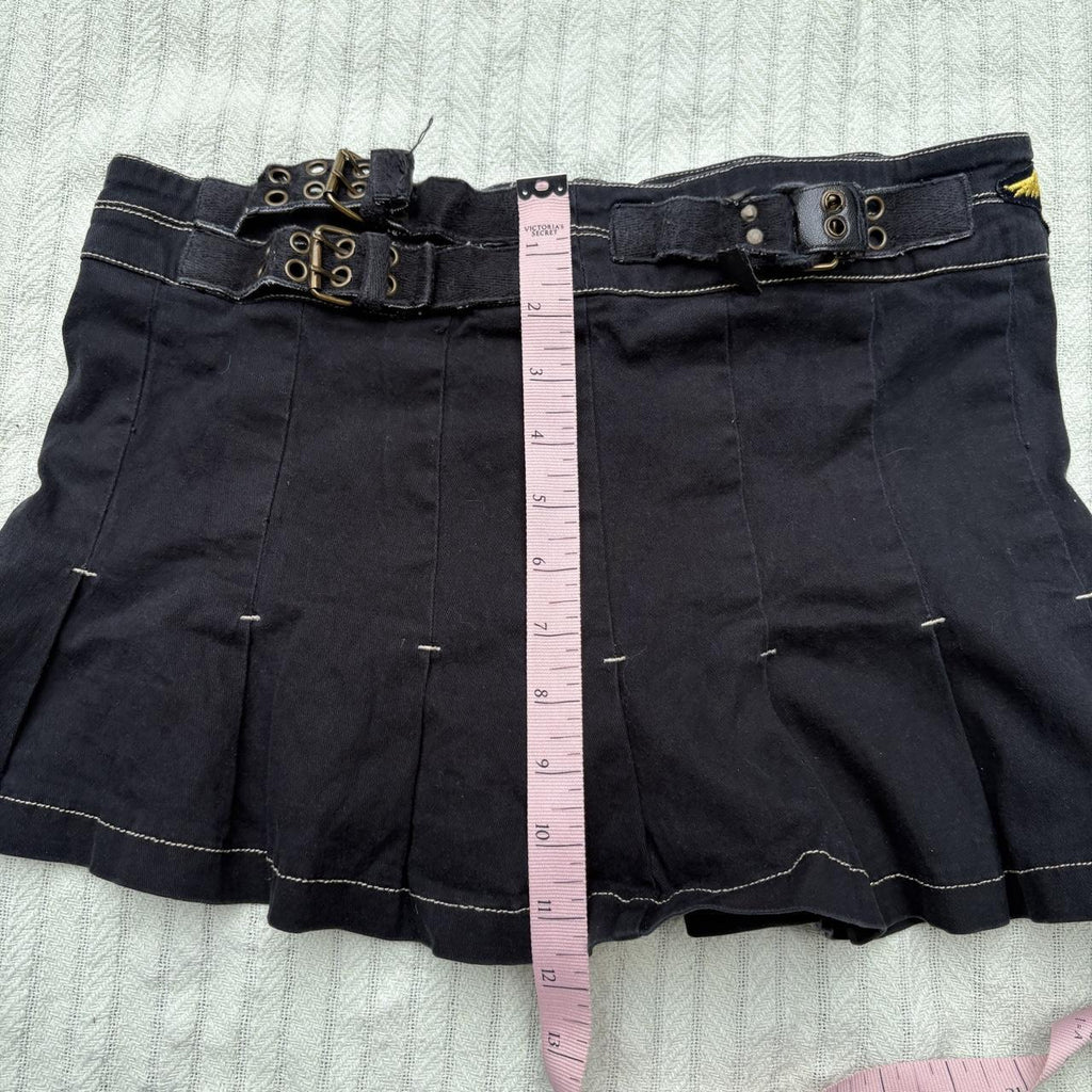 y2k 2000s black buckle belted pleated micro mini skirt
