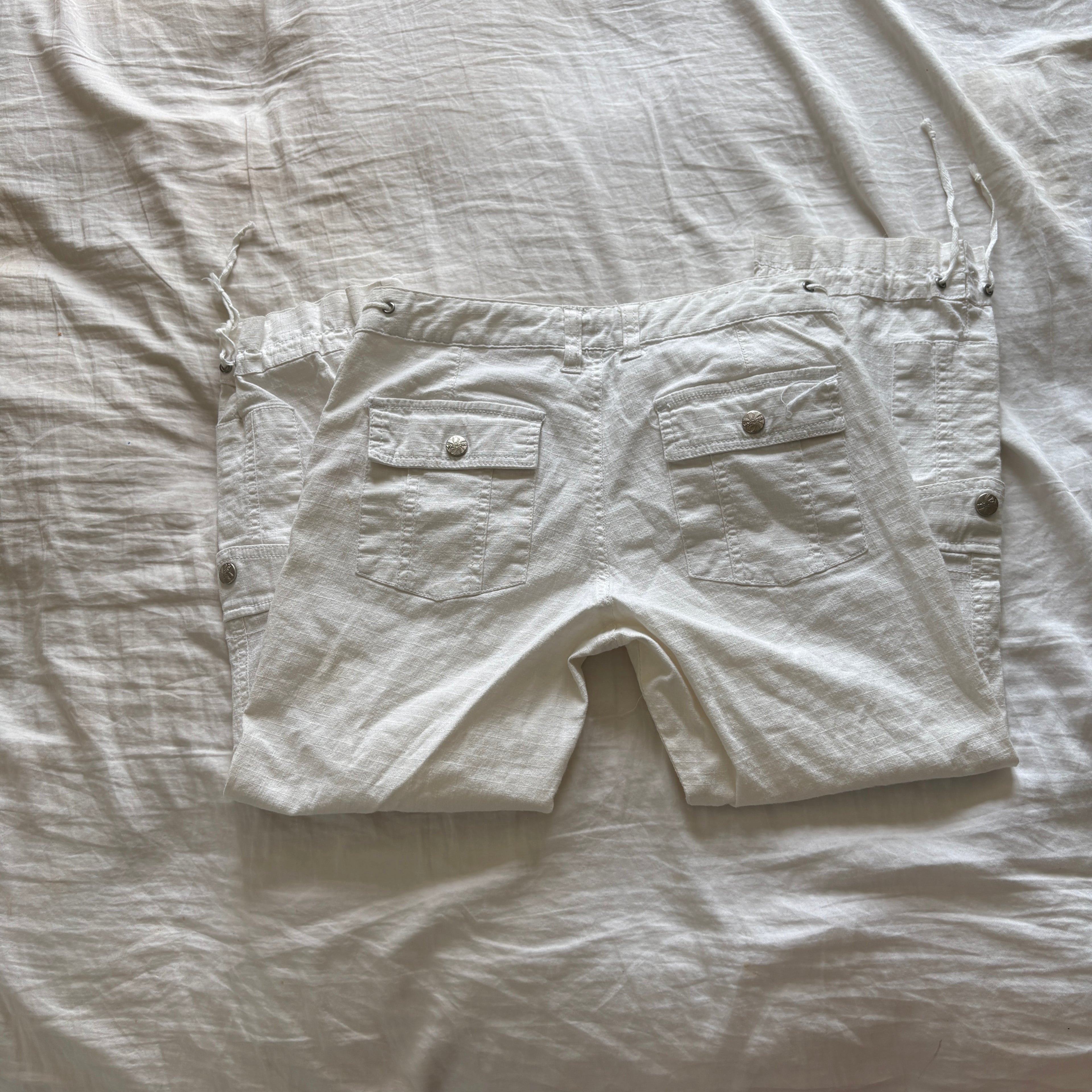 00s Younique white capri pants (size S)
