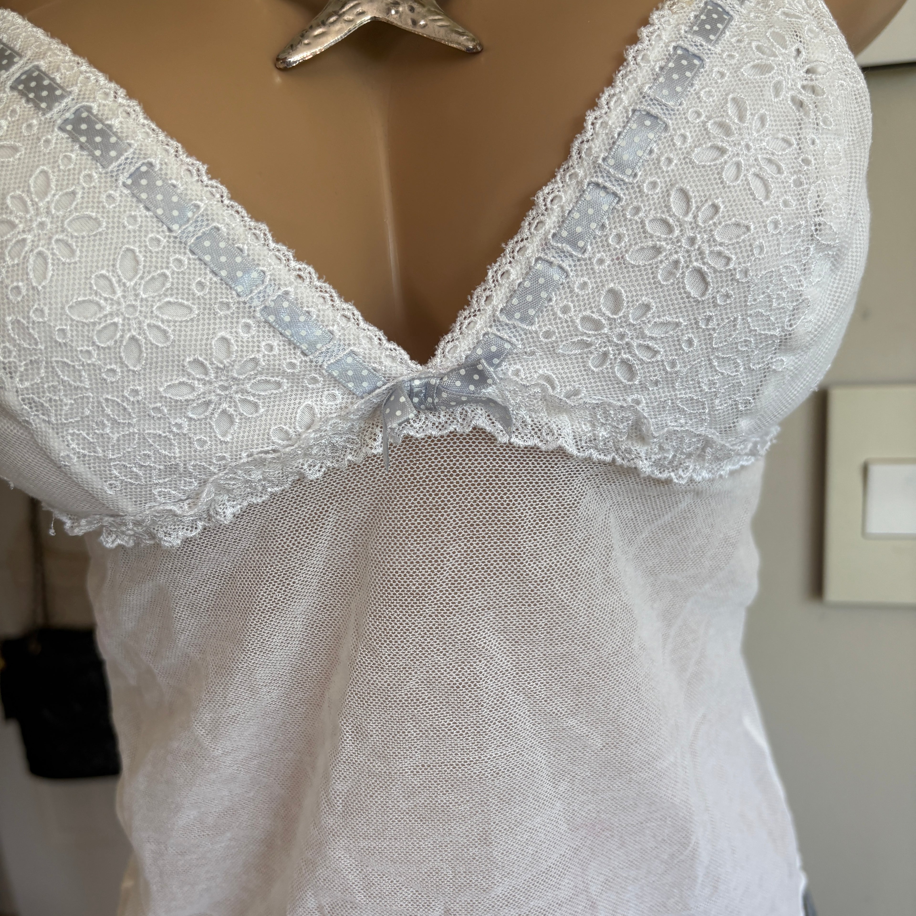00s white v neck bow cami (size L)