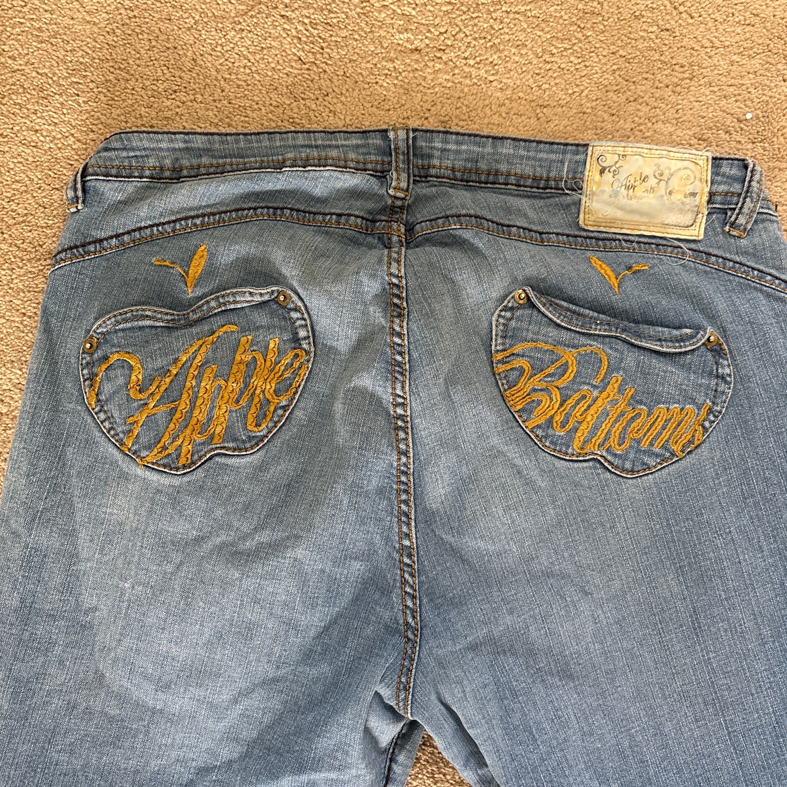 00s Apple Bottoms yellow embroidered jeans (size XL)