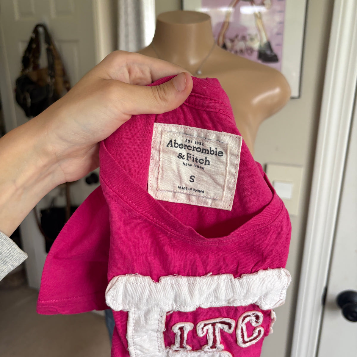 00s Abercrombie & Fitch pink t-shirt (size S)