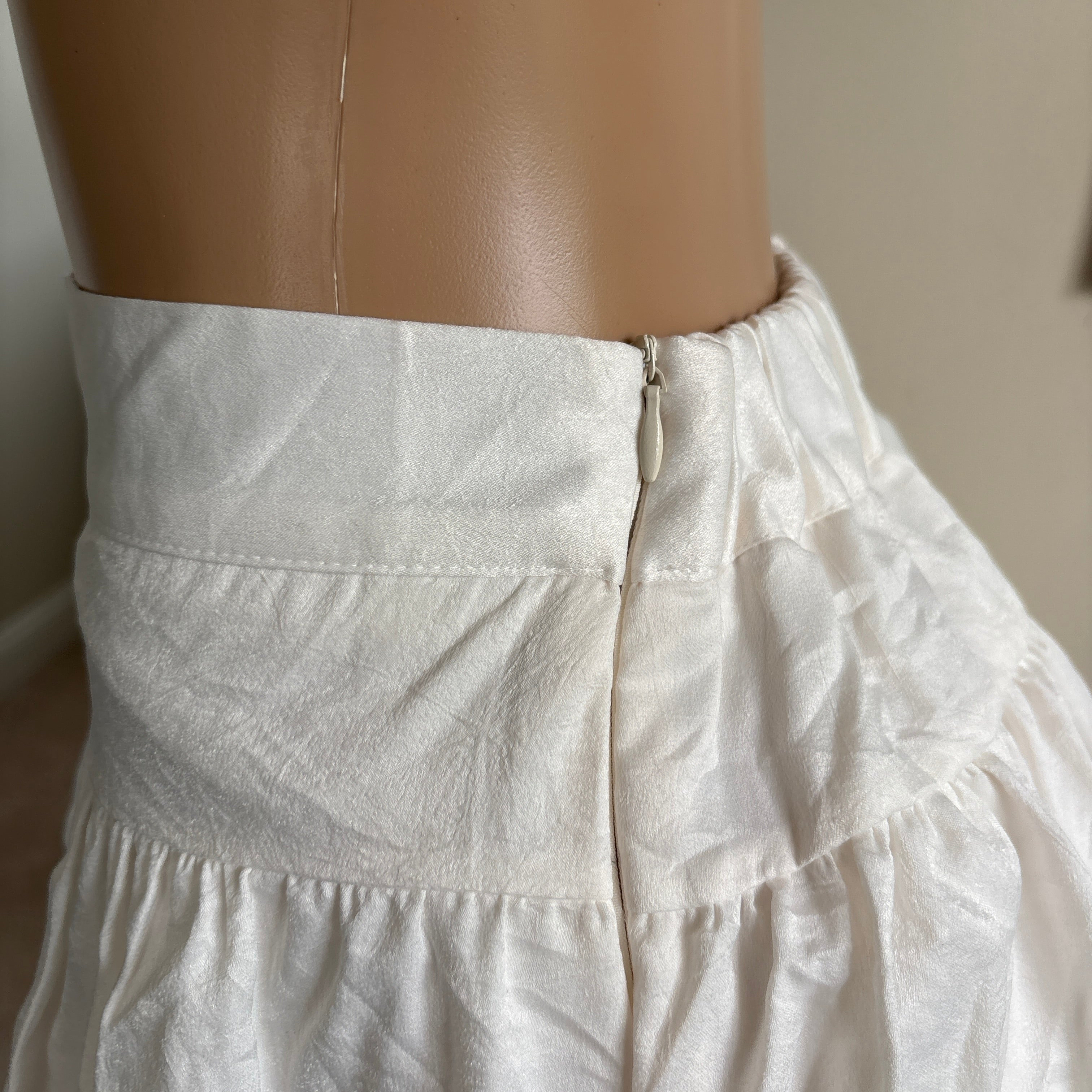 00s white ruffle skirt (size S)