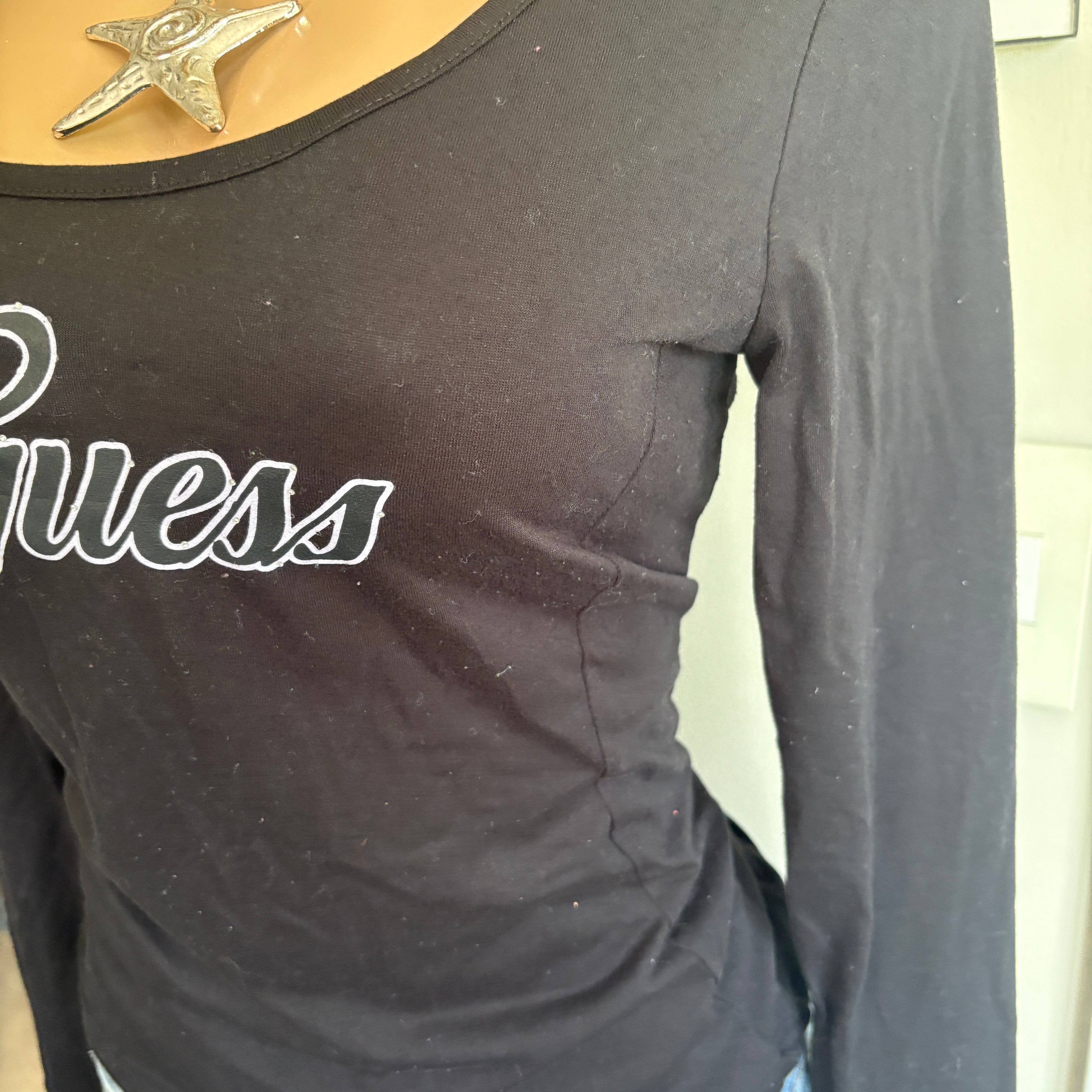 00s Guess spellout black long sleeve (size M)