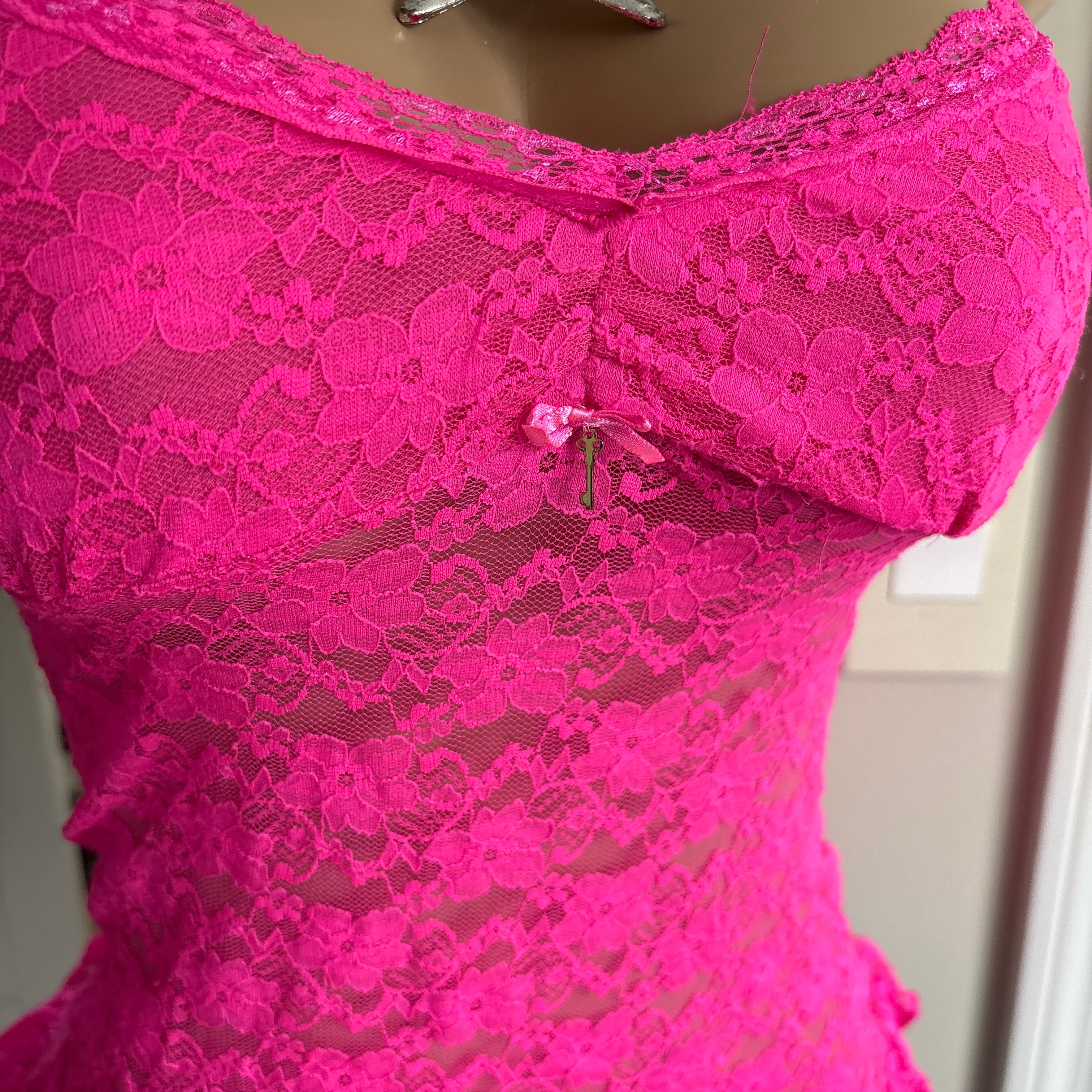 00s hot pink floral lace ruffle cami (size M)
