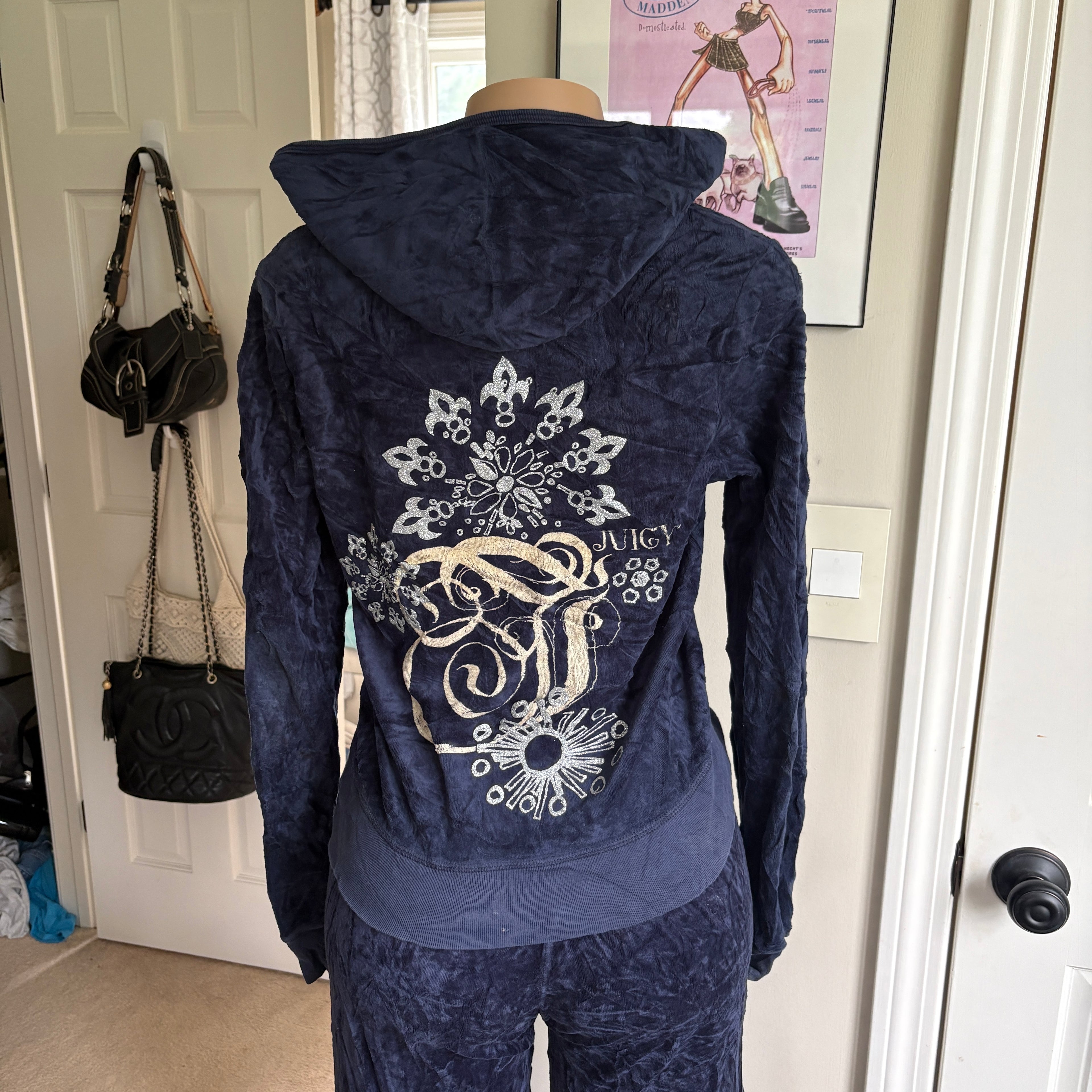 00s juicy couture navy velour decal tracksuit set (size M)