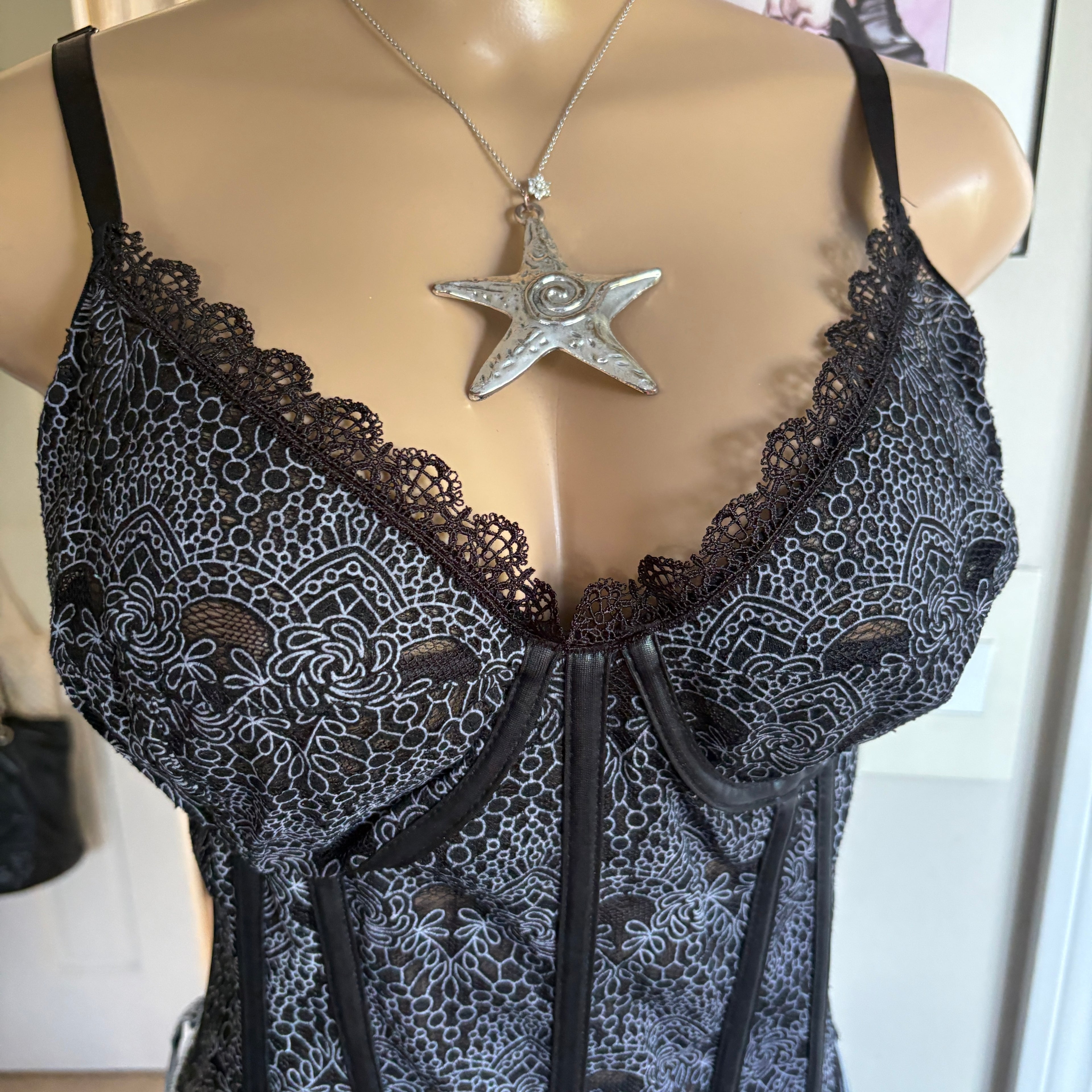 00s black floral lace bustier corset top (size L)