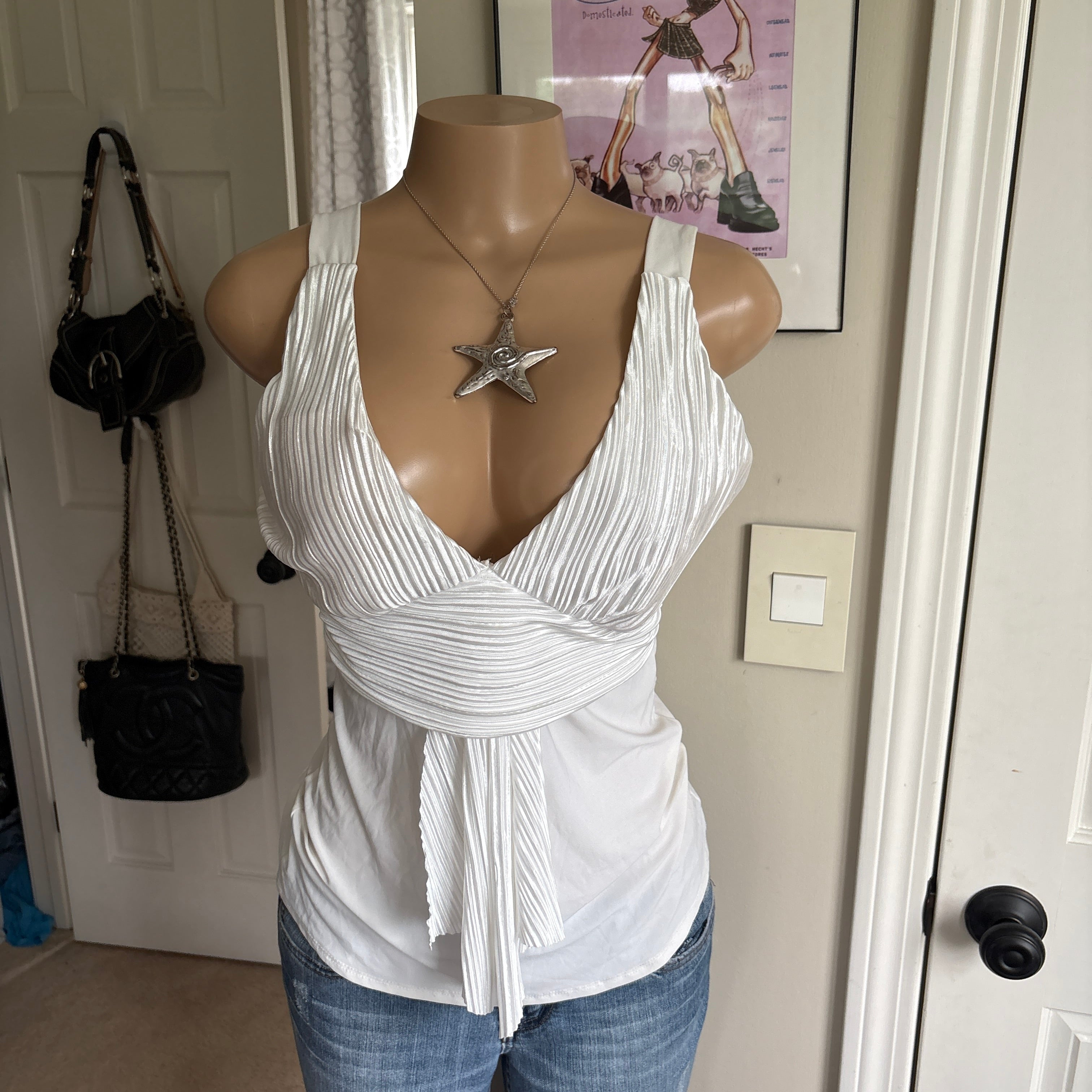 00s white ribbed v neck tank top (size L)