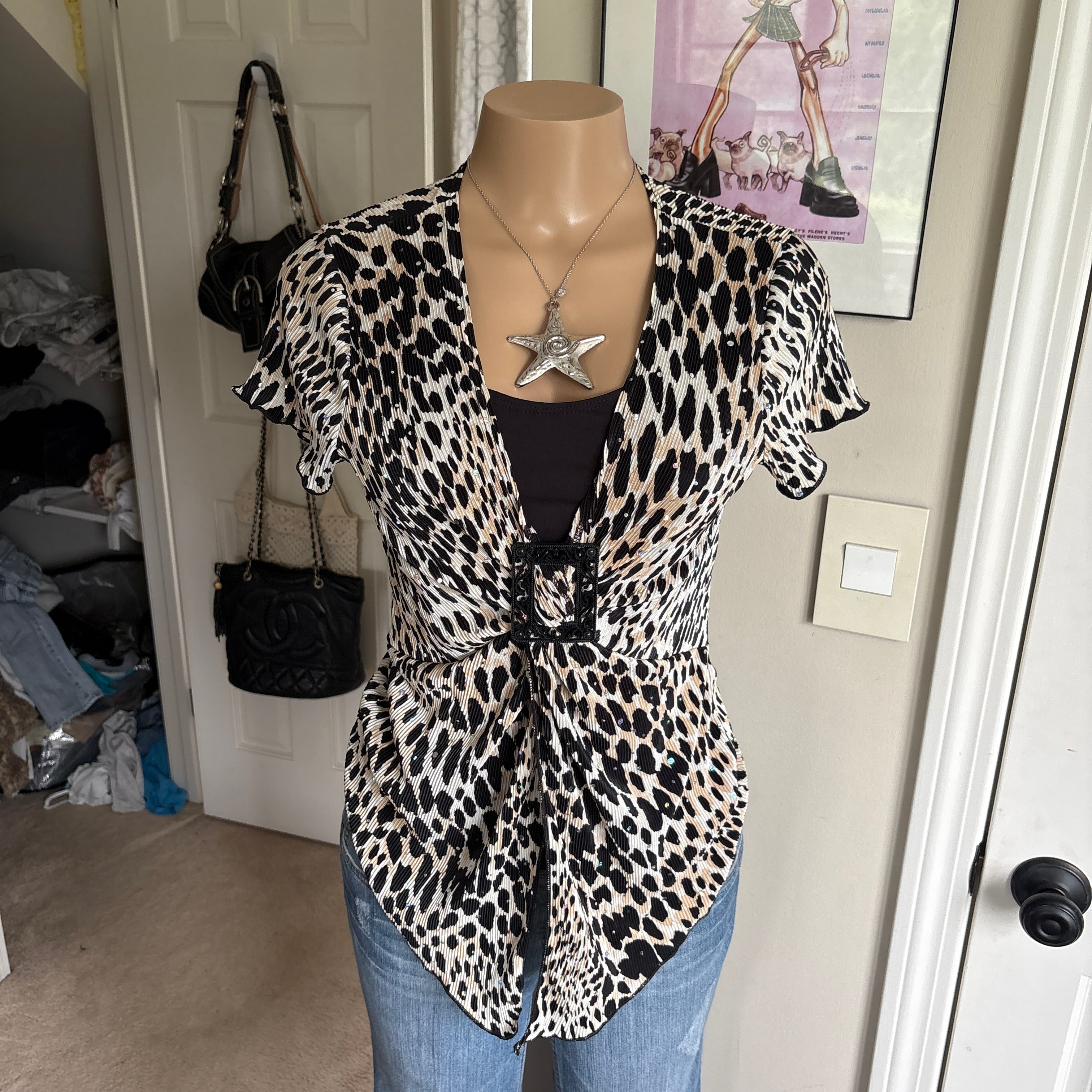 00s leopard print buckle short sleeve top (size L)