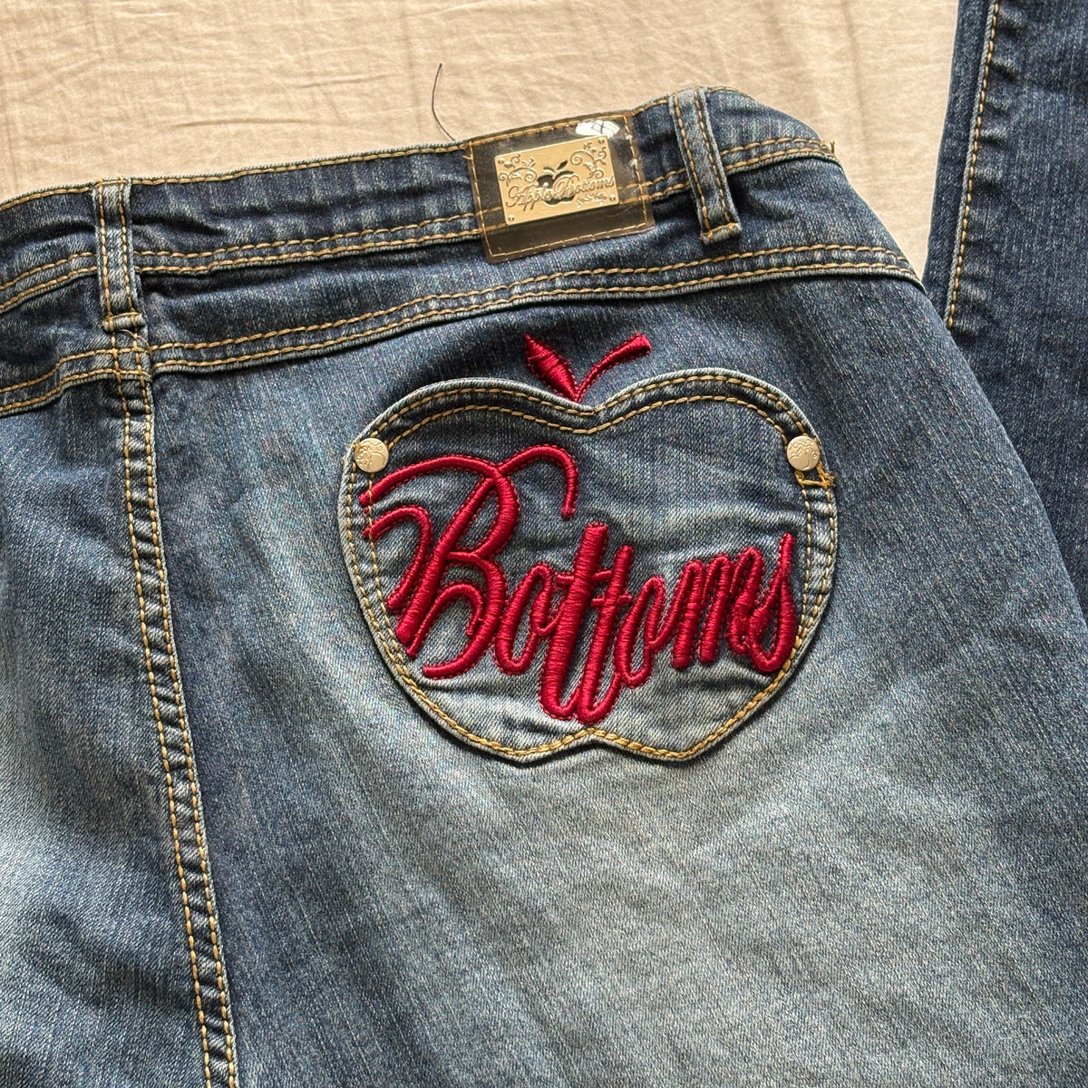 00s Apple Bottoms red spellout jeans (size L/XL)