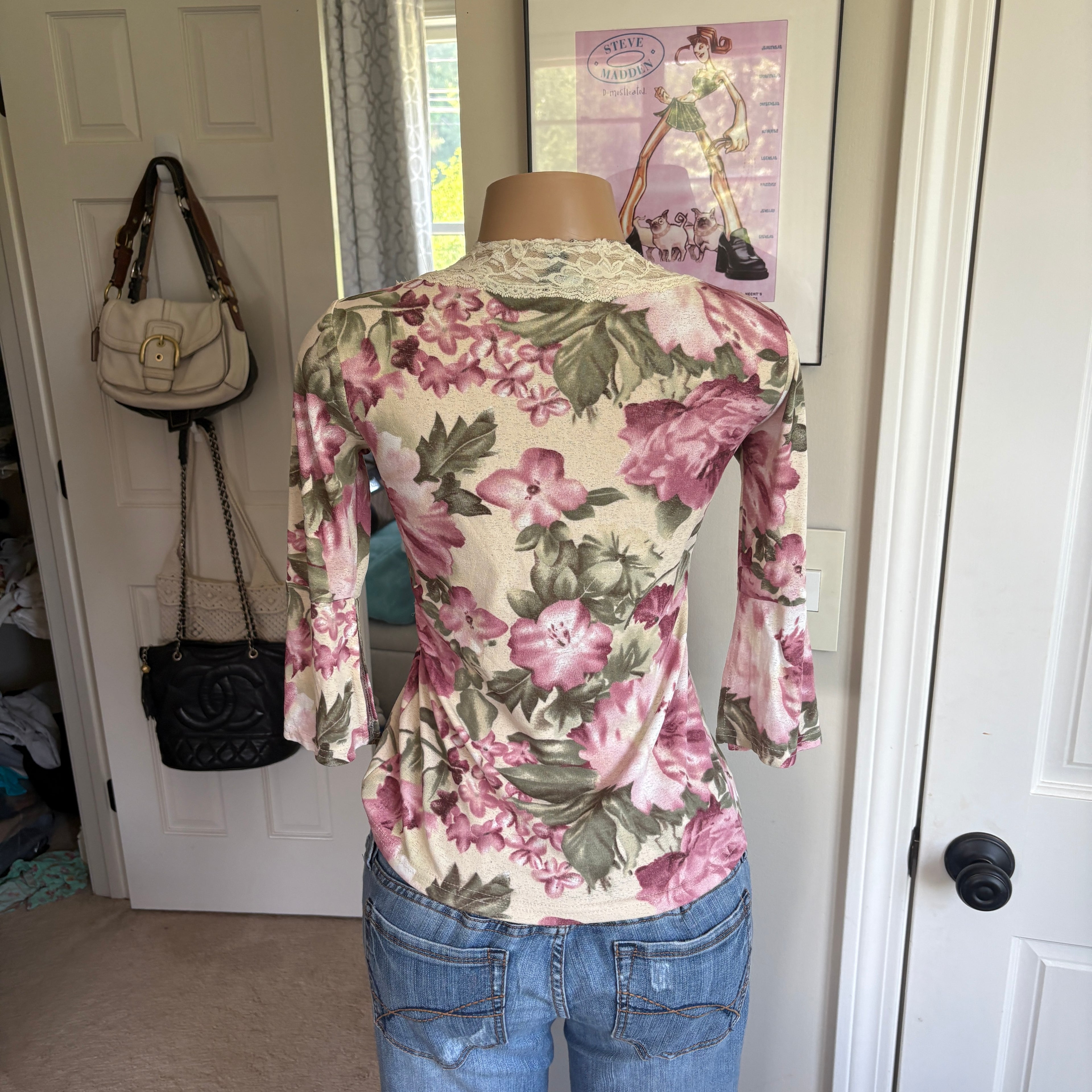 00s floral lace v neck long sleeve (size L)