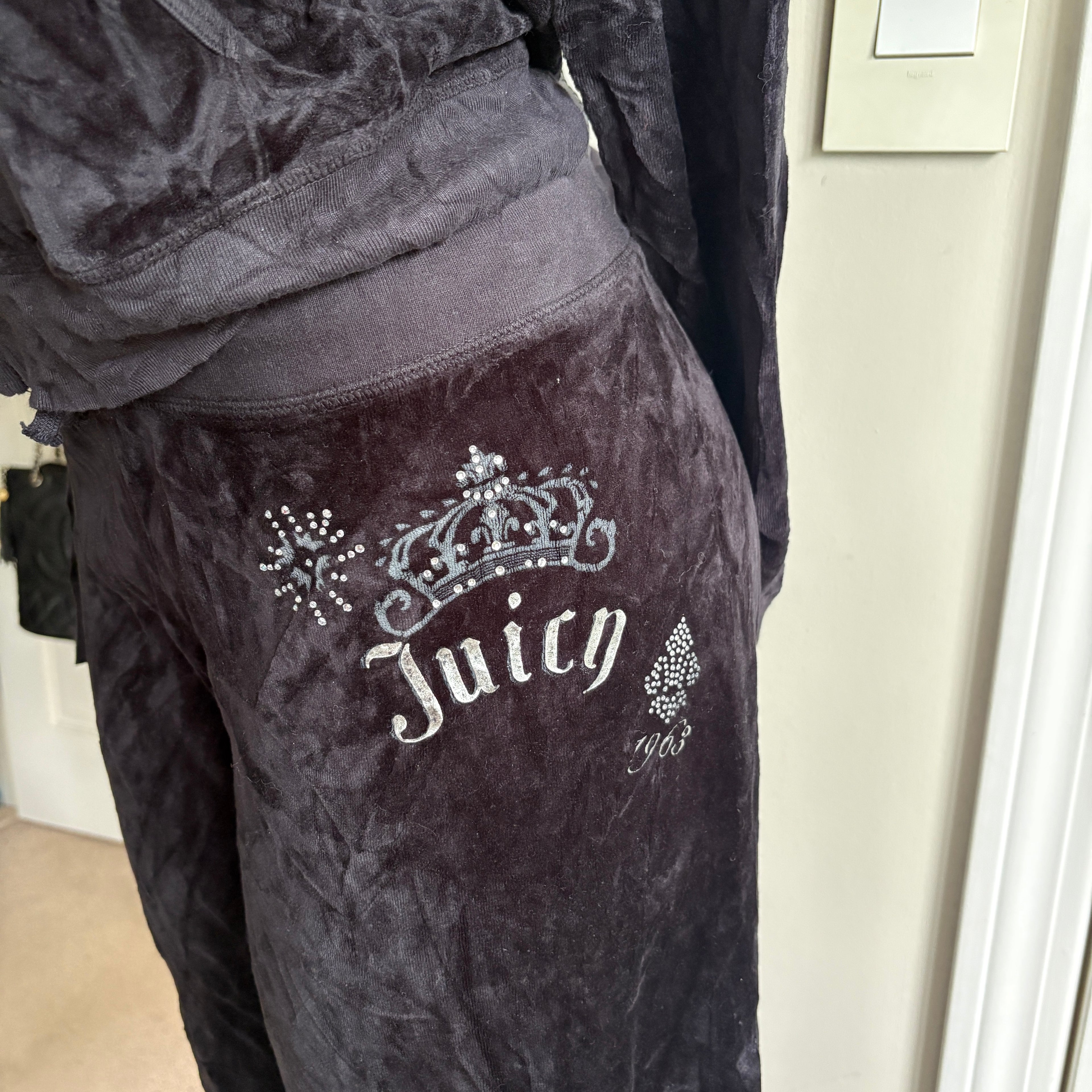 00s Juicy Couture black velour spellout tracksuit set (size XL)