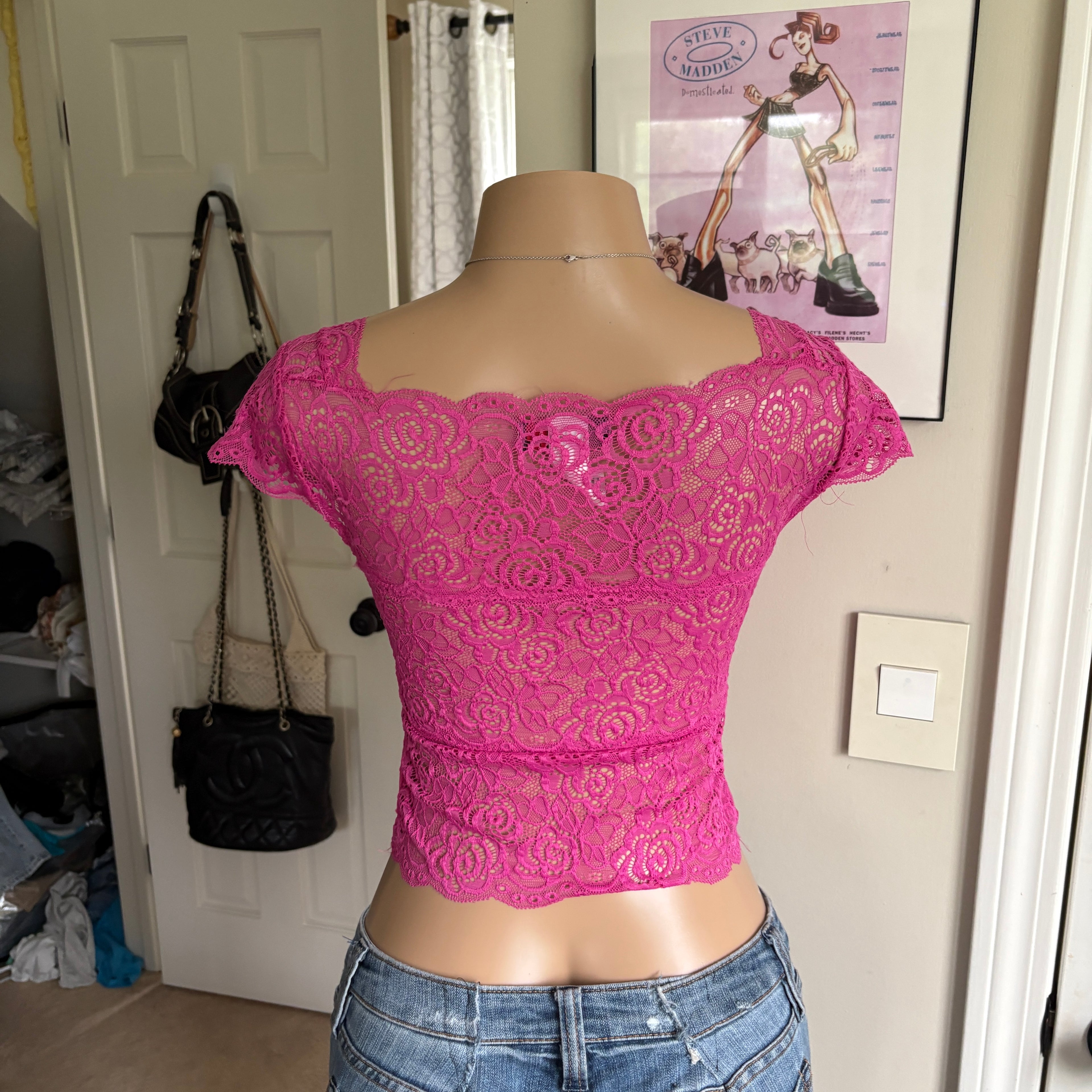 00s pink floral lace v neck top (size M)
