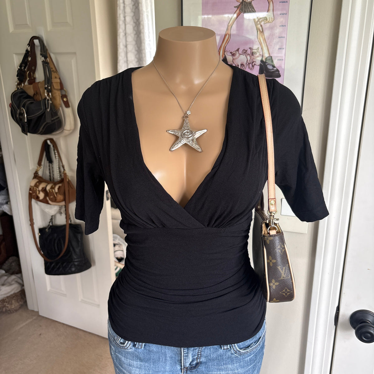 00s black v neck ruched top (size M)