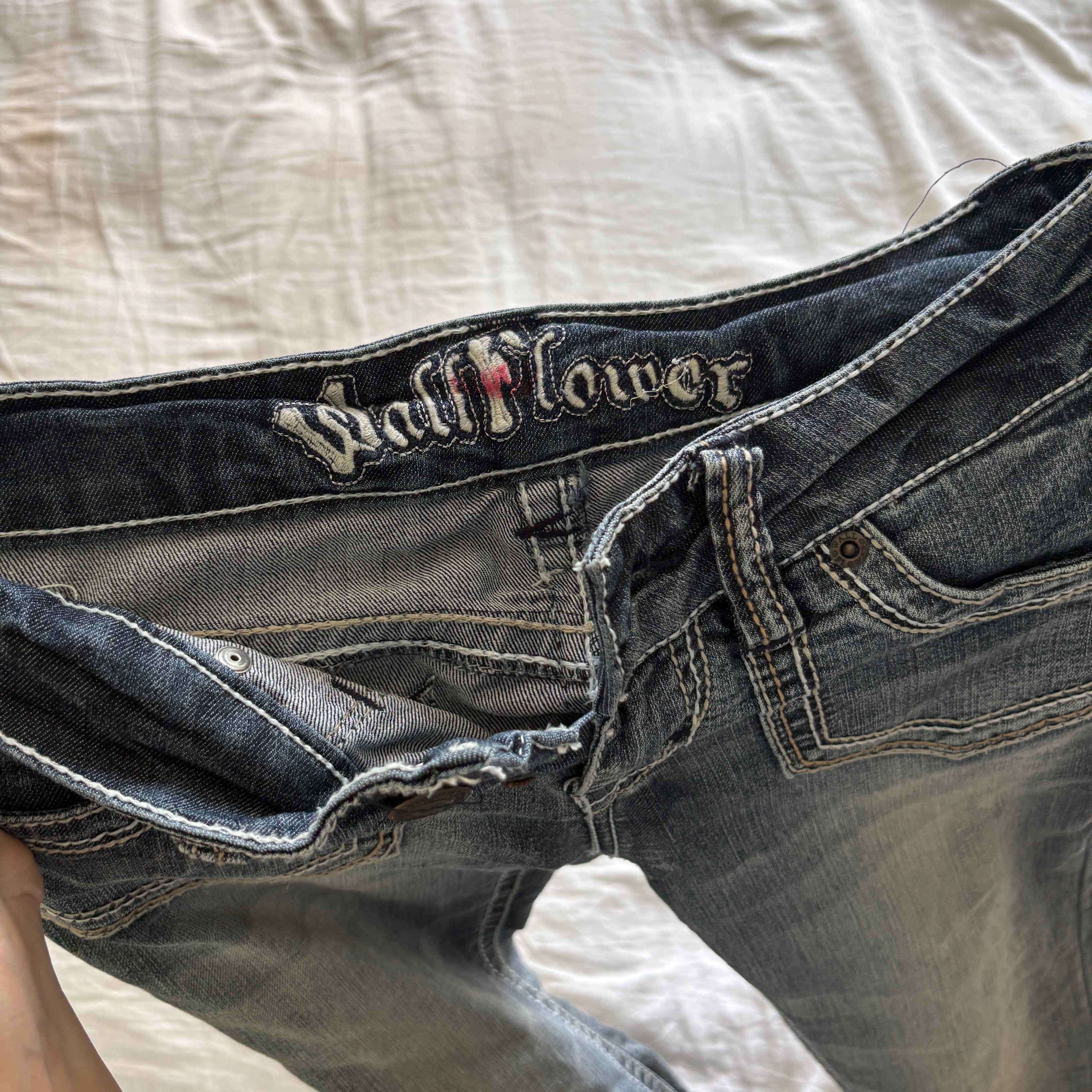 00s Wallflower low rise light wash bootcut jeans (size small)