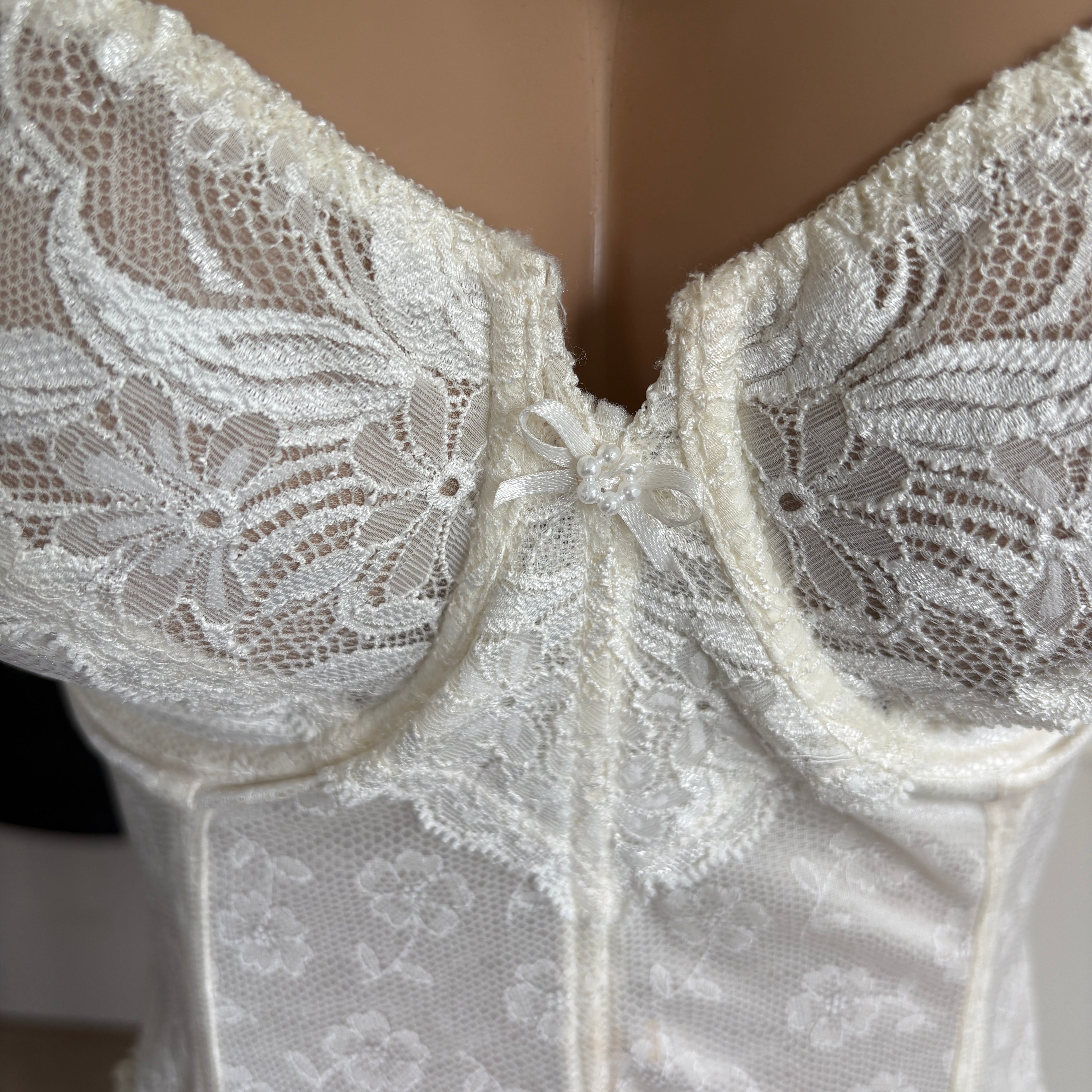 00s white lace corset top (size M)