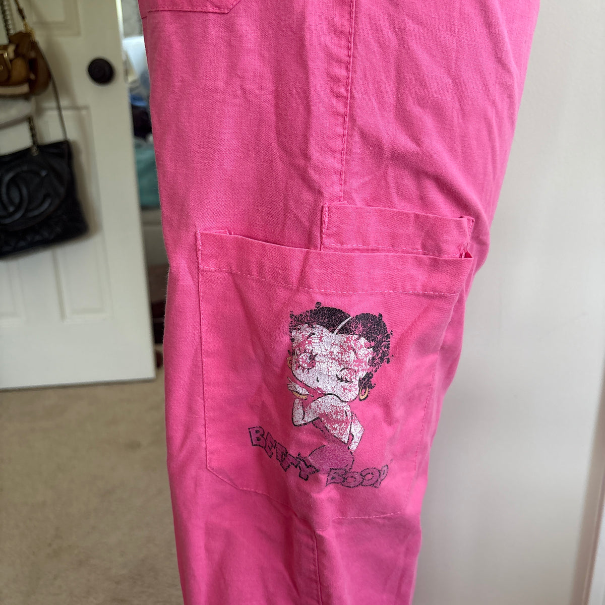 00s Betty Boop pink scrub pants (size M)