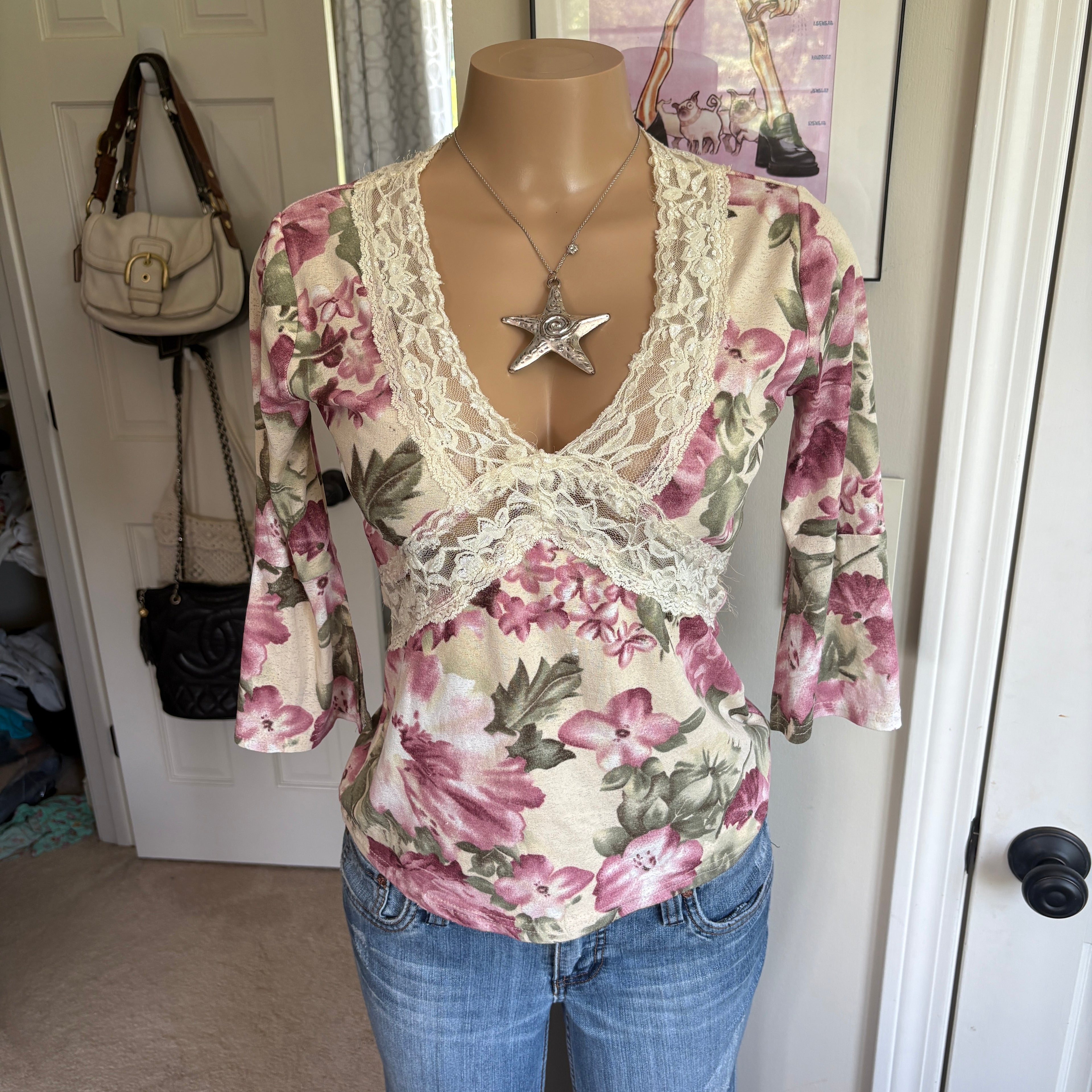 00s floral lace v neck long sleeve (size L)