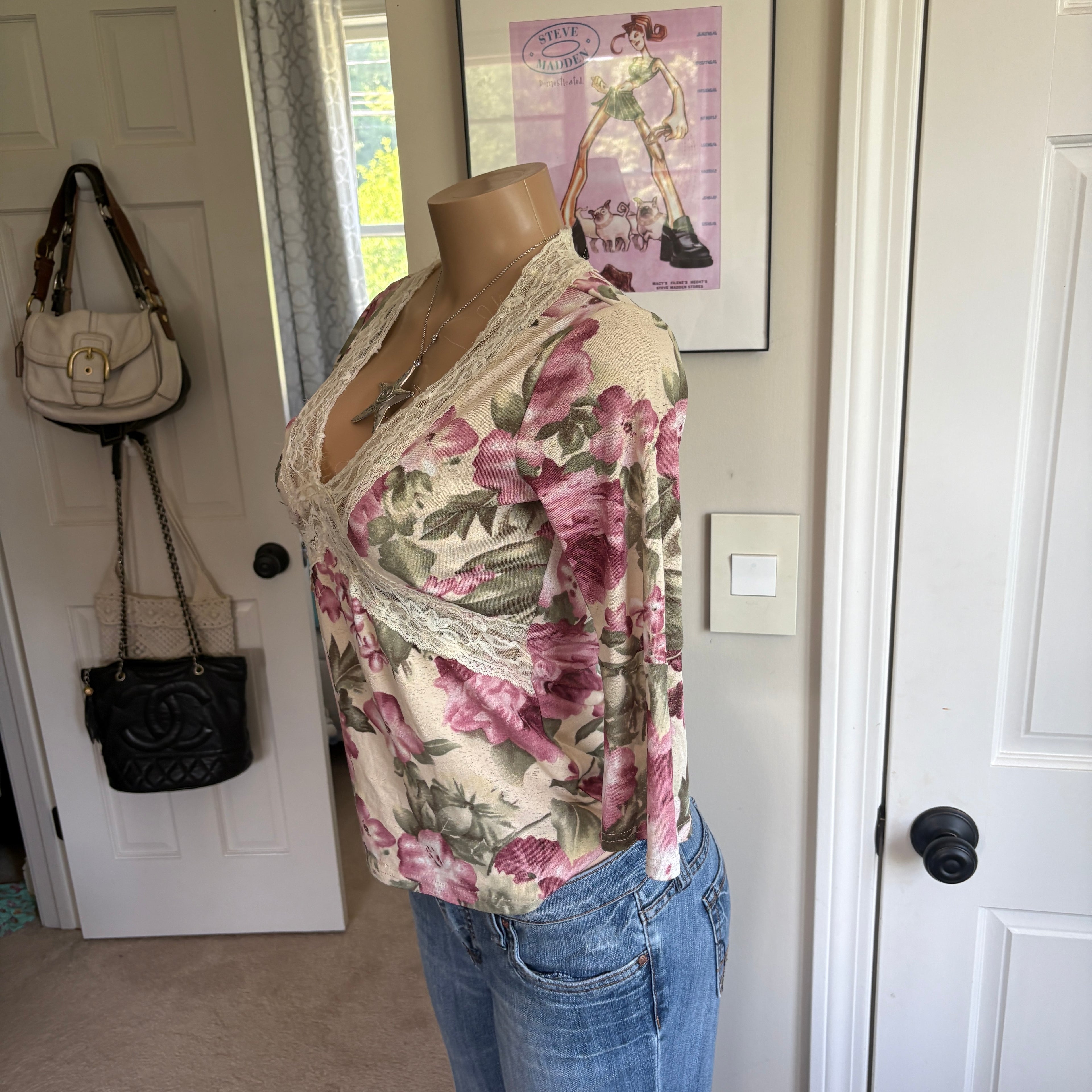 00s floral lace v neck long sleeve (size L)