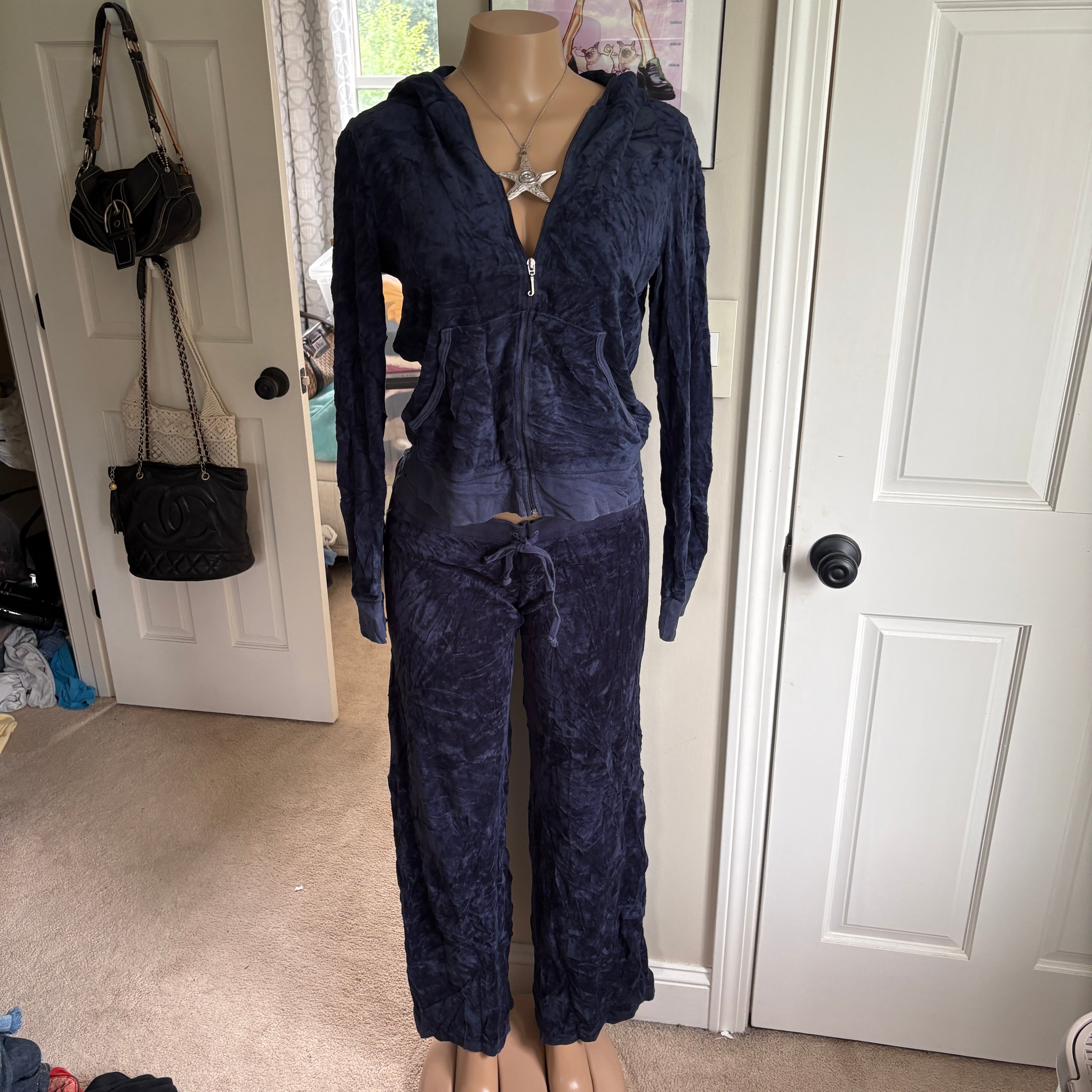 00s juicy couture navy velour decal tracksuit set (size M)