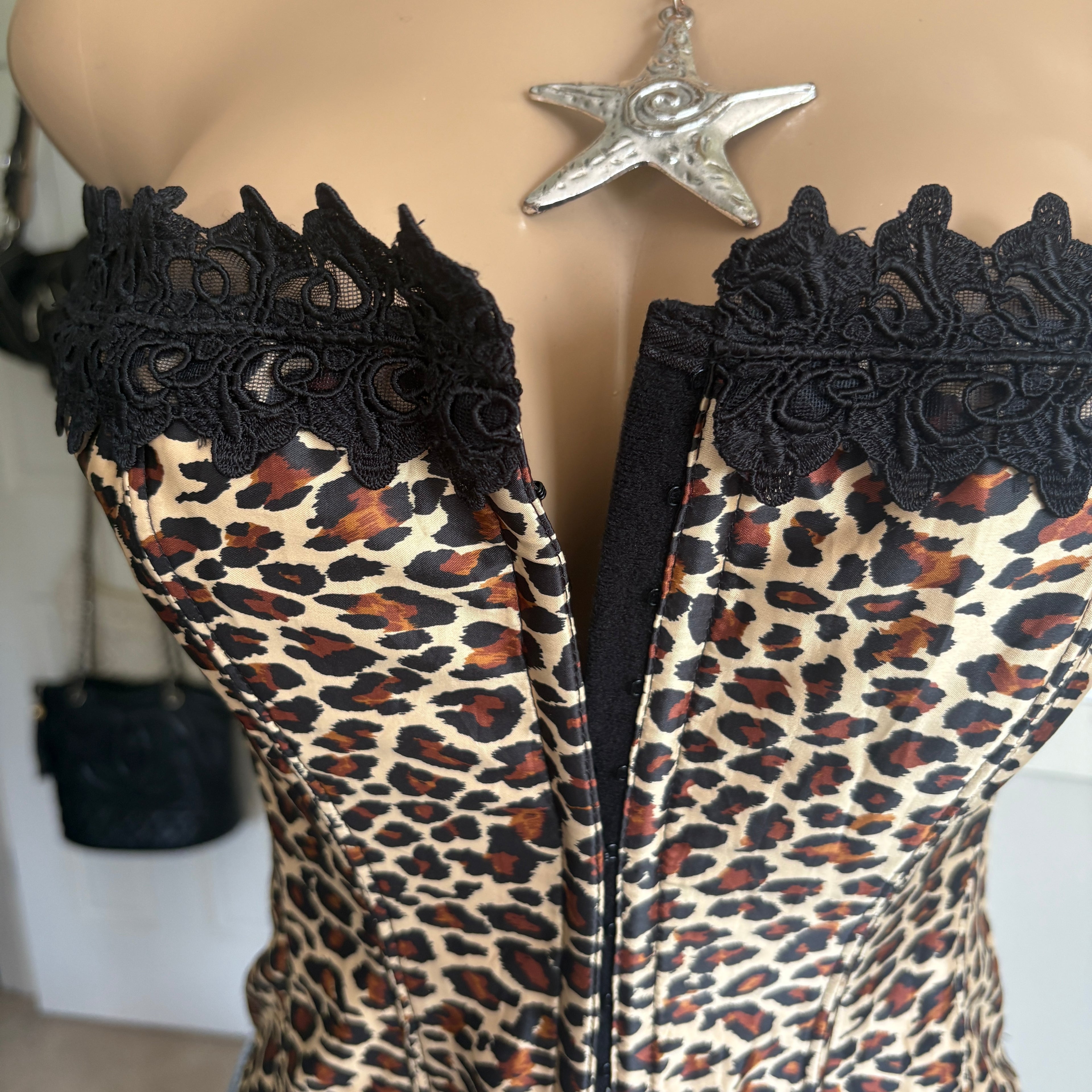 00s Frederick's of Hollywood leopard corset top (size M)