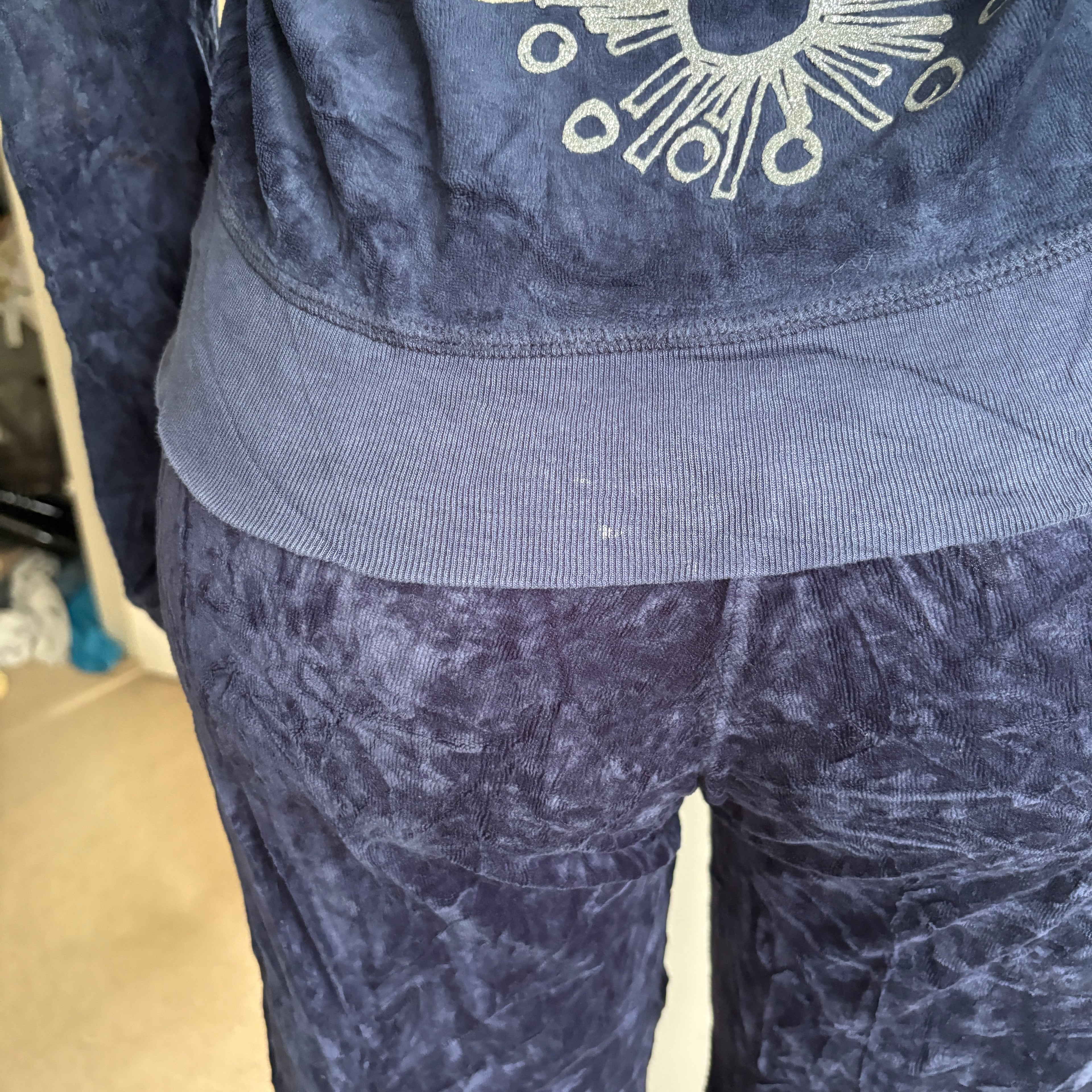 00s juicy couture navy velour decal tracksuit set (size M)