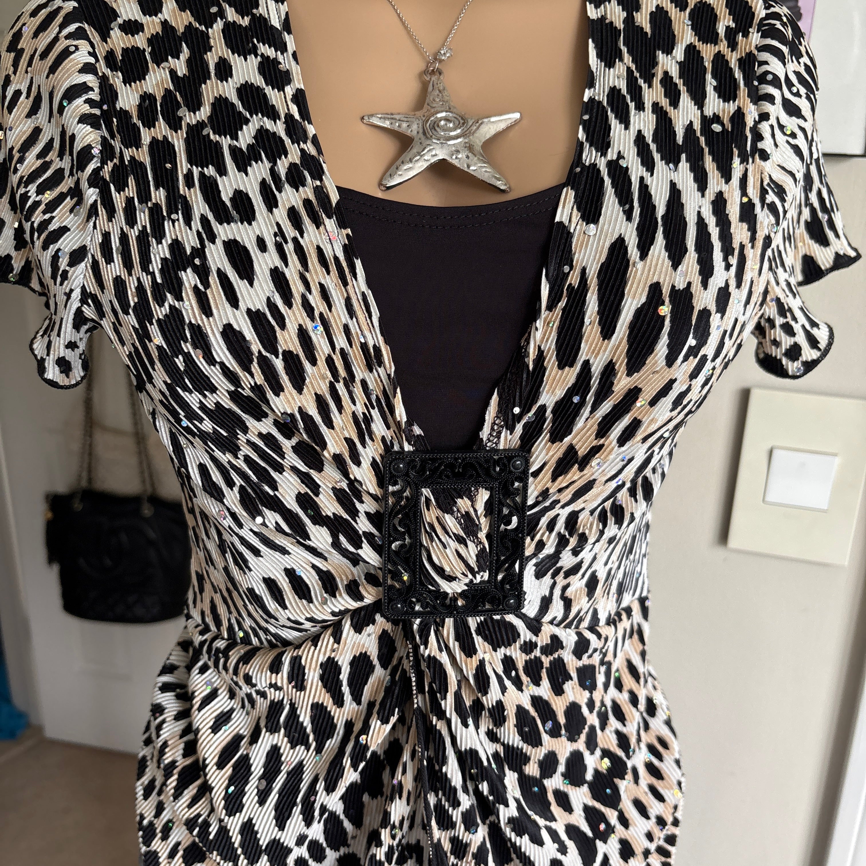 00s leopard print buckle short sleeve top (size L)