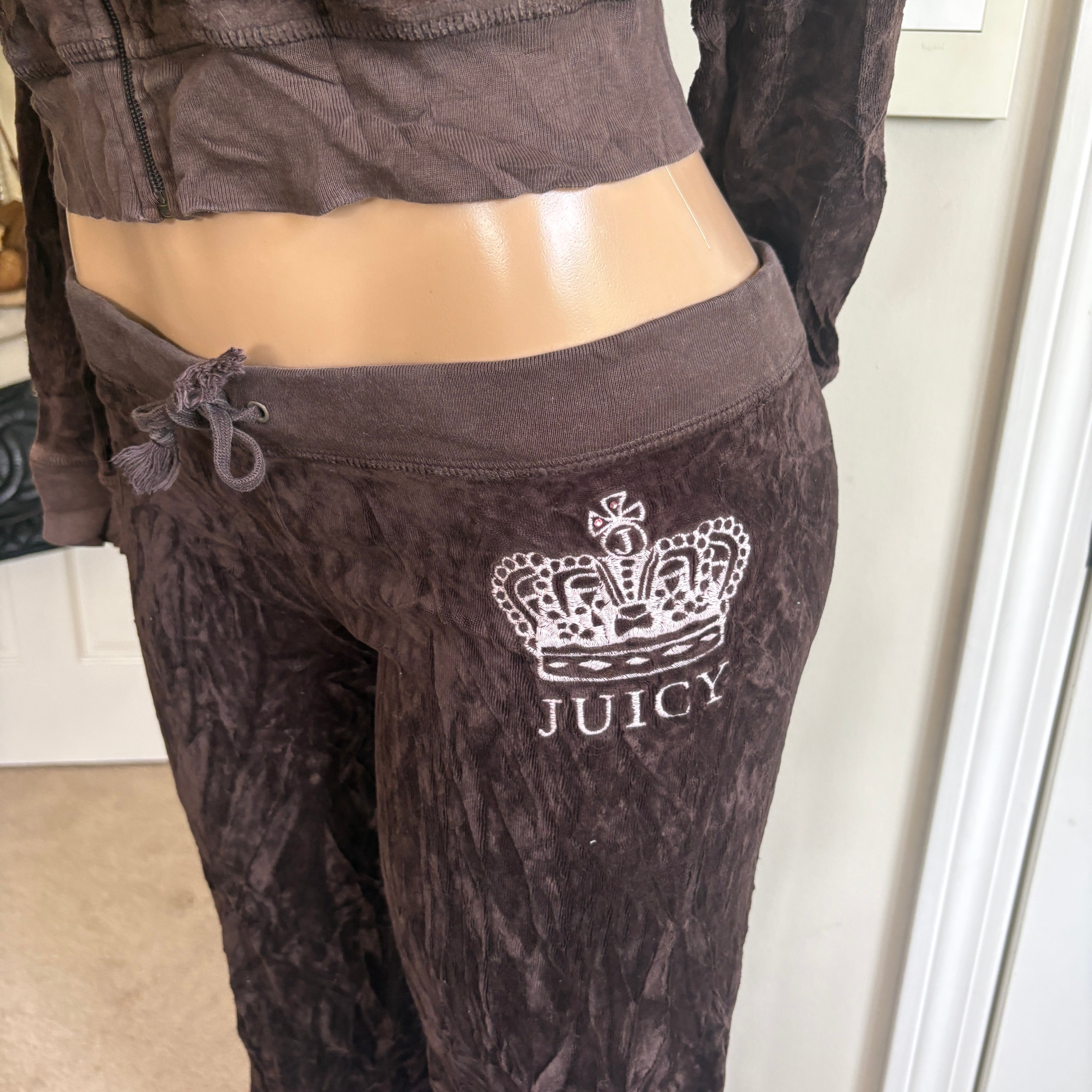 00s vintage Juicy Couture brown queen of stuff tracksuit set (size S)