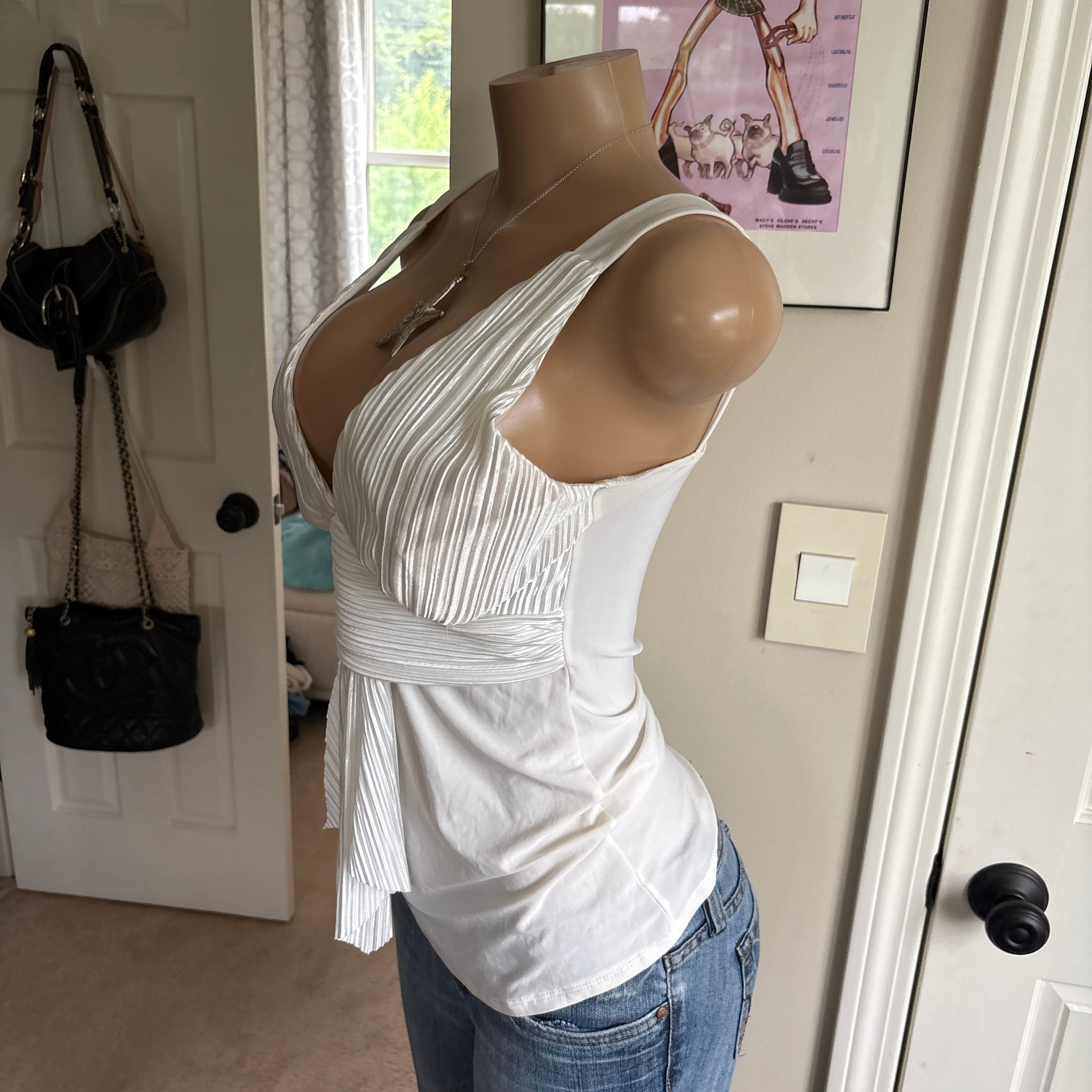 00s white ribbed v neck tank top (size L)