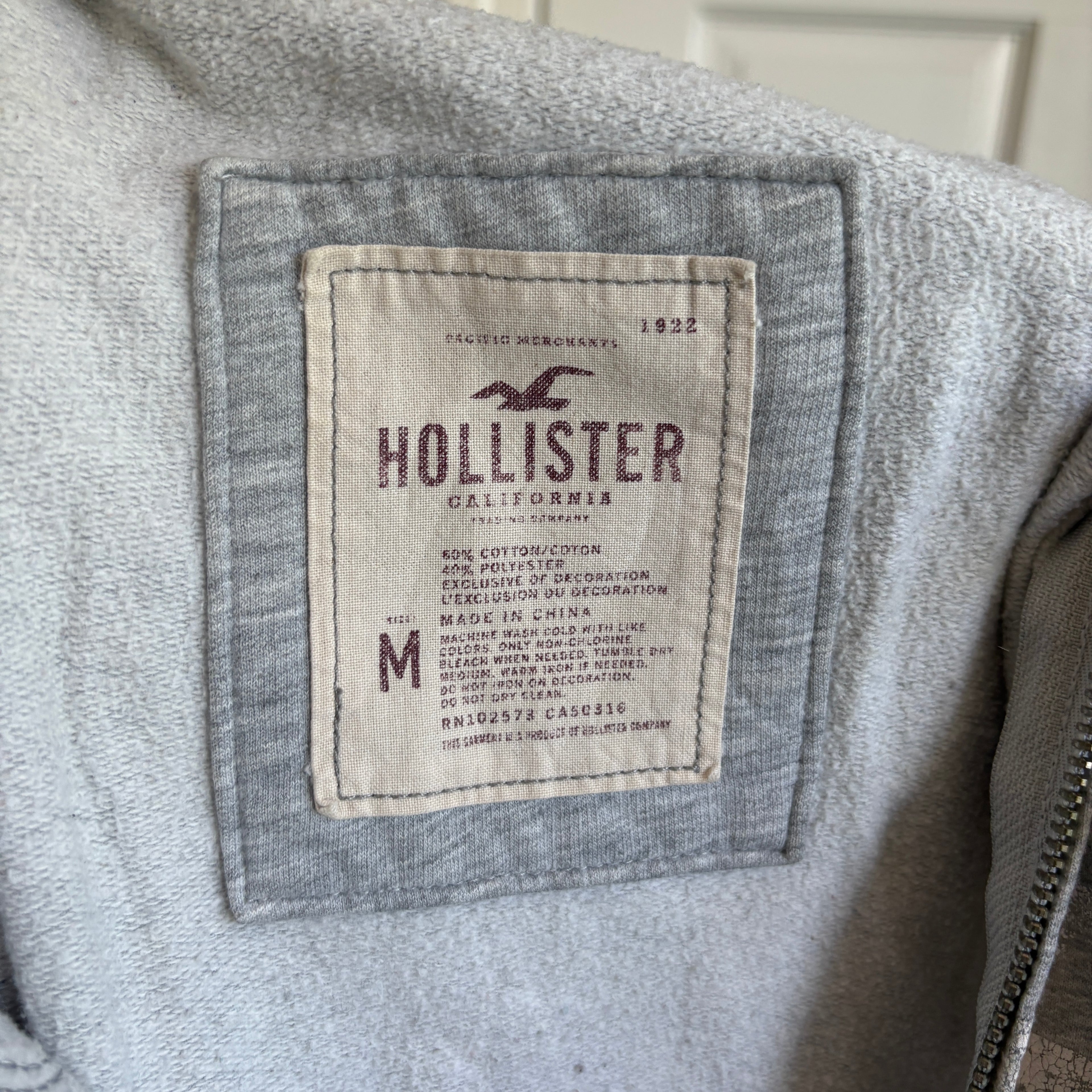 00s Hollister gray spellout zip hoodie (size M)