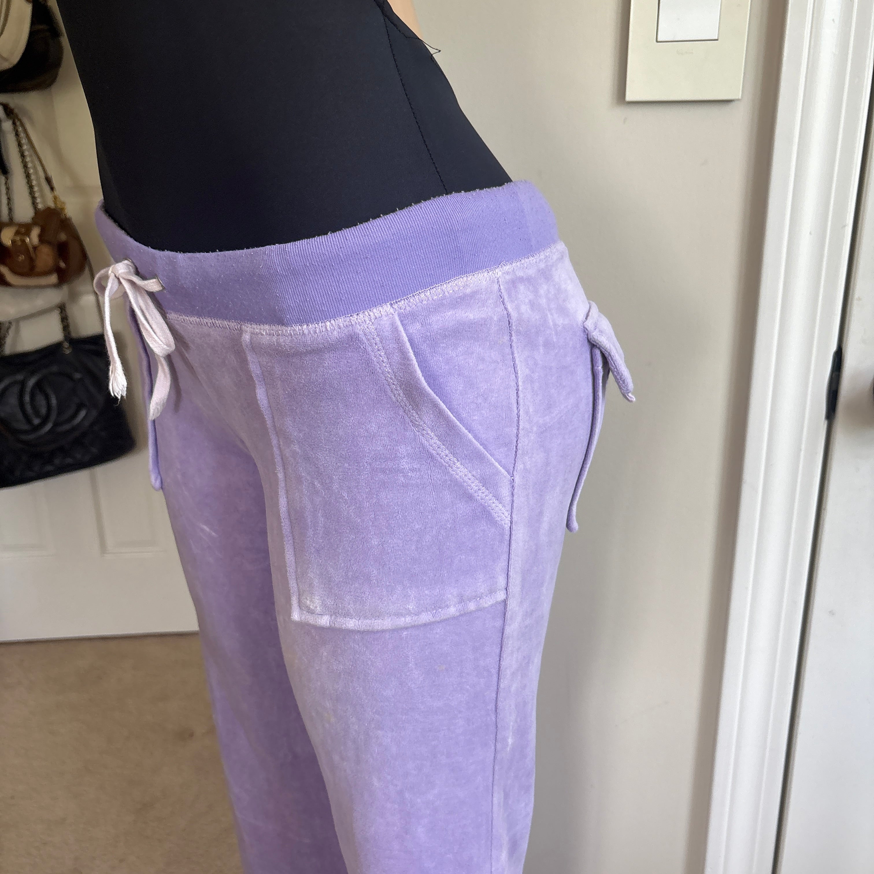 00s vintage Juicy Couture purple velour snapback sweatpants (size M/L)