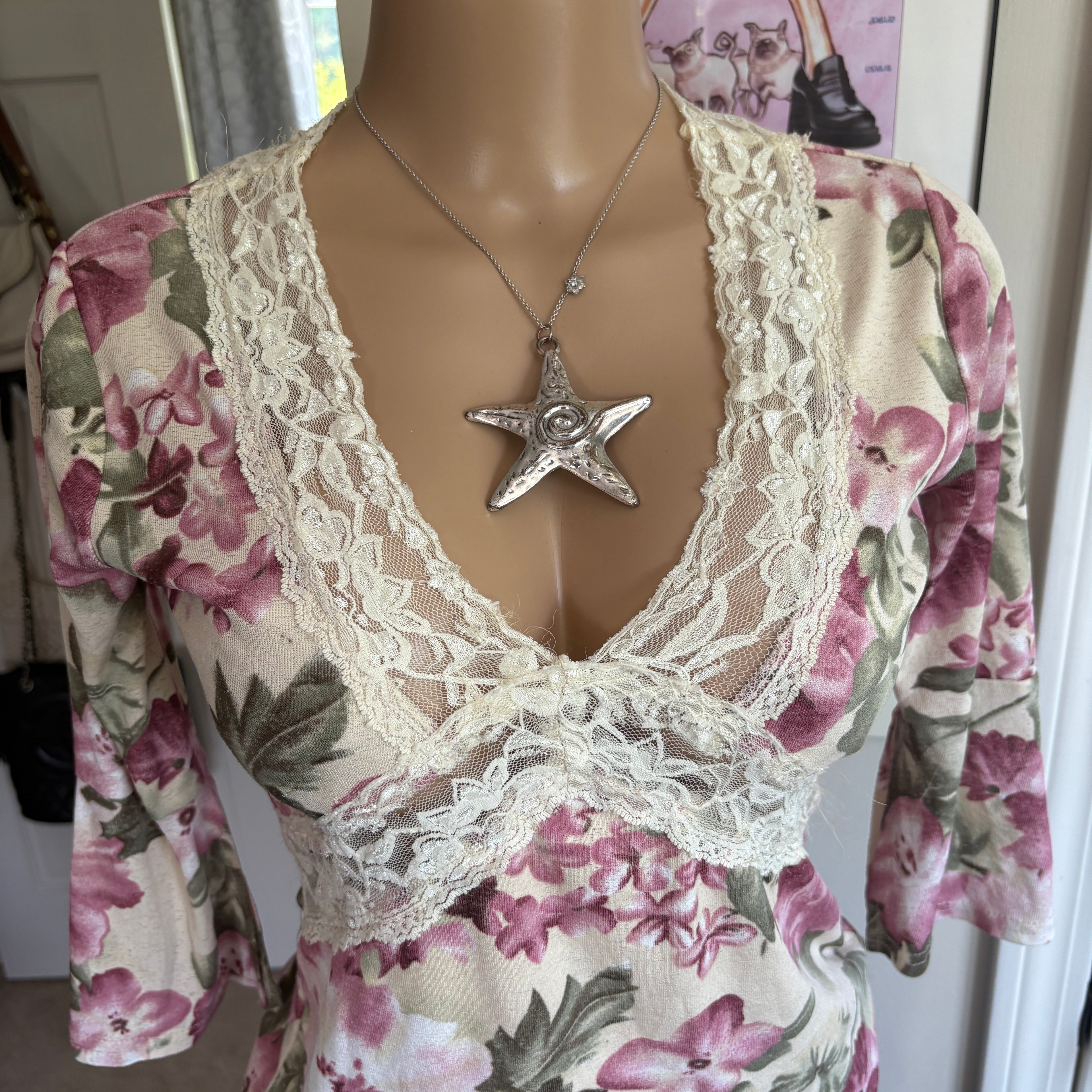 00s floral lace v neck long sleeve (size L)