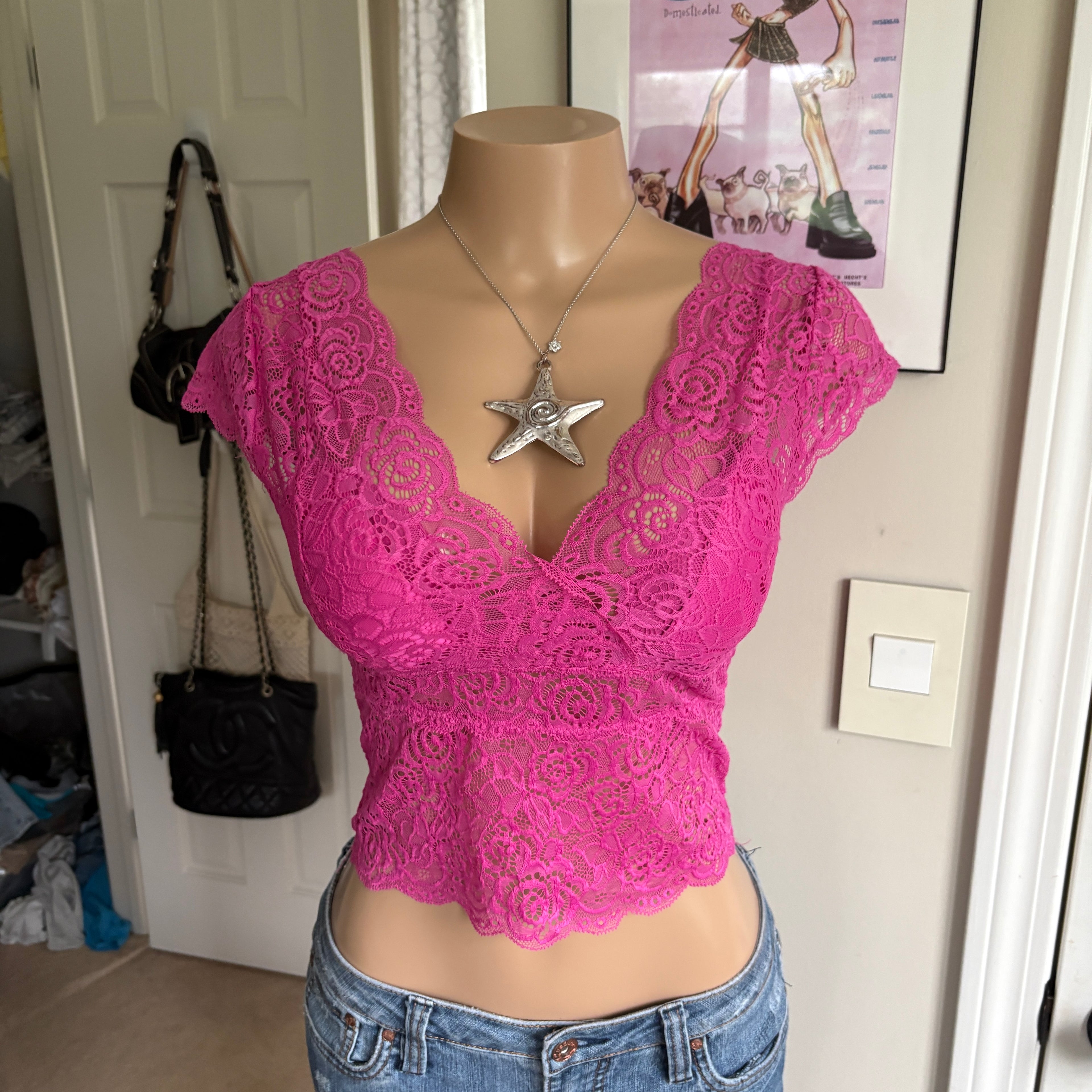 00s pink floral lace v neck top (size M)