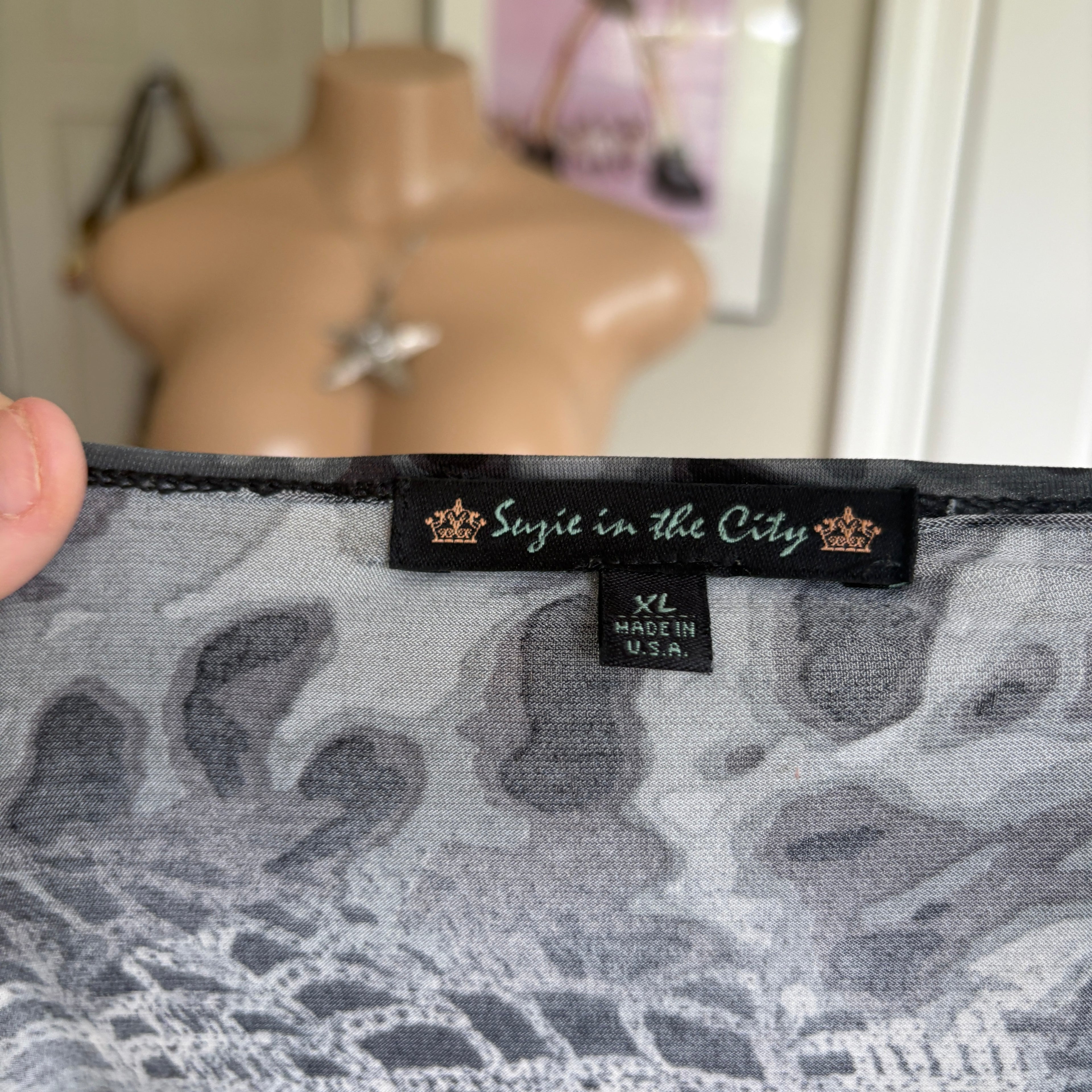 00s gray leopard print draped neck top (size XL)