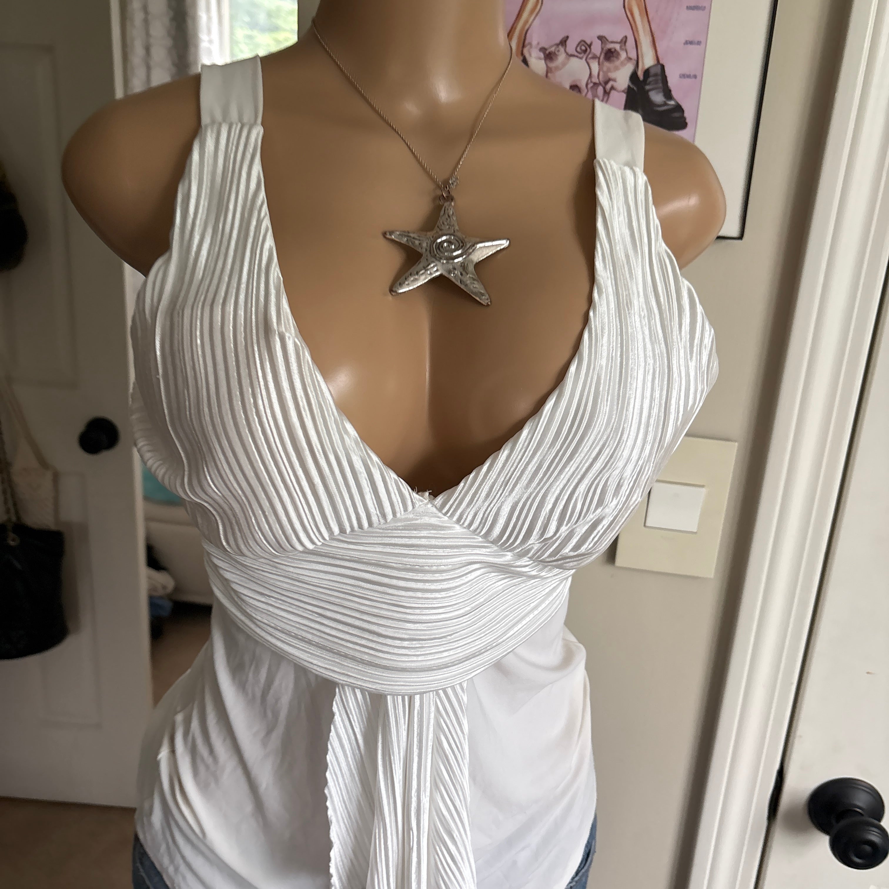 00s white ribbed v neck tank top (size L)