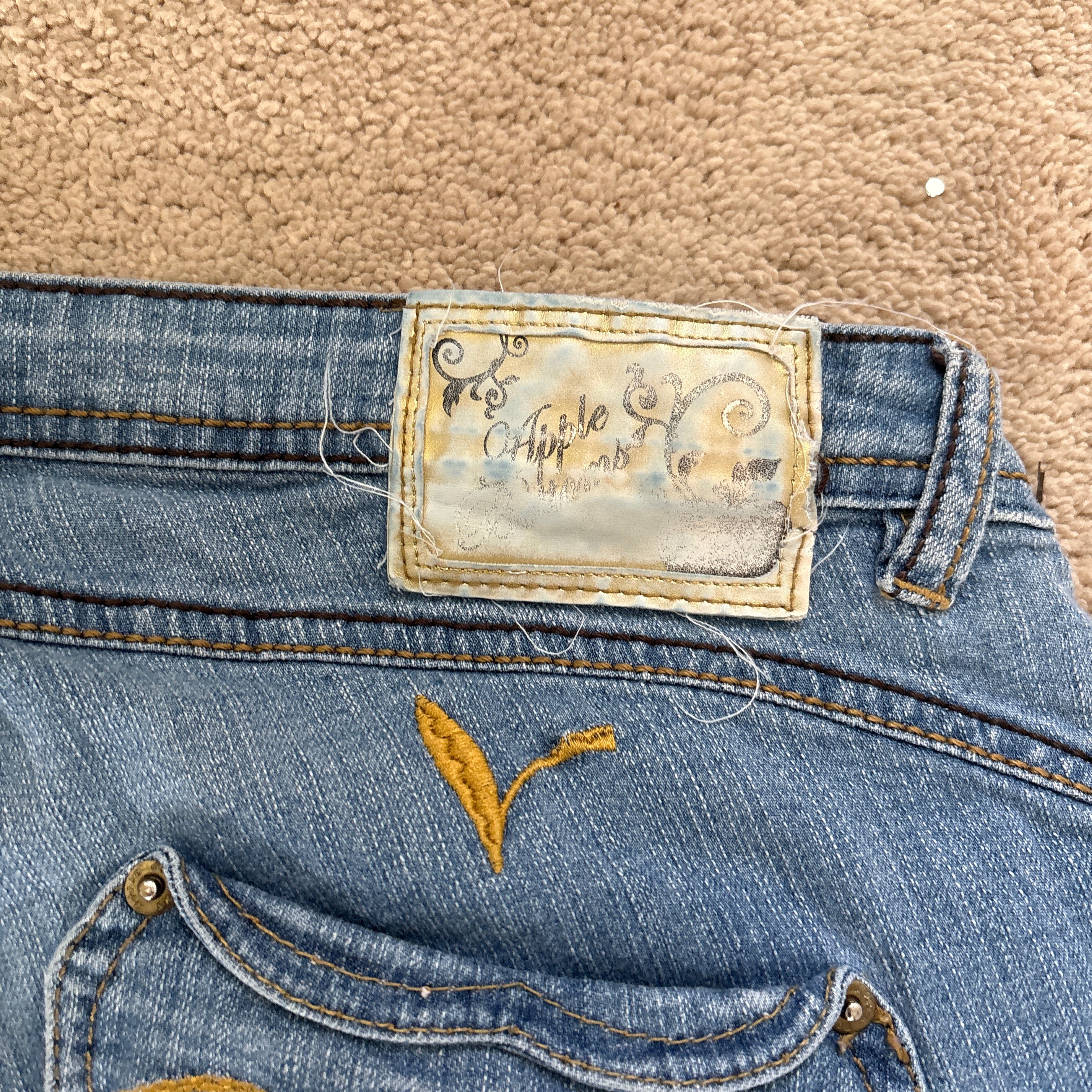 00s Apple Bottoms yellow embroidered jeans (size XL)