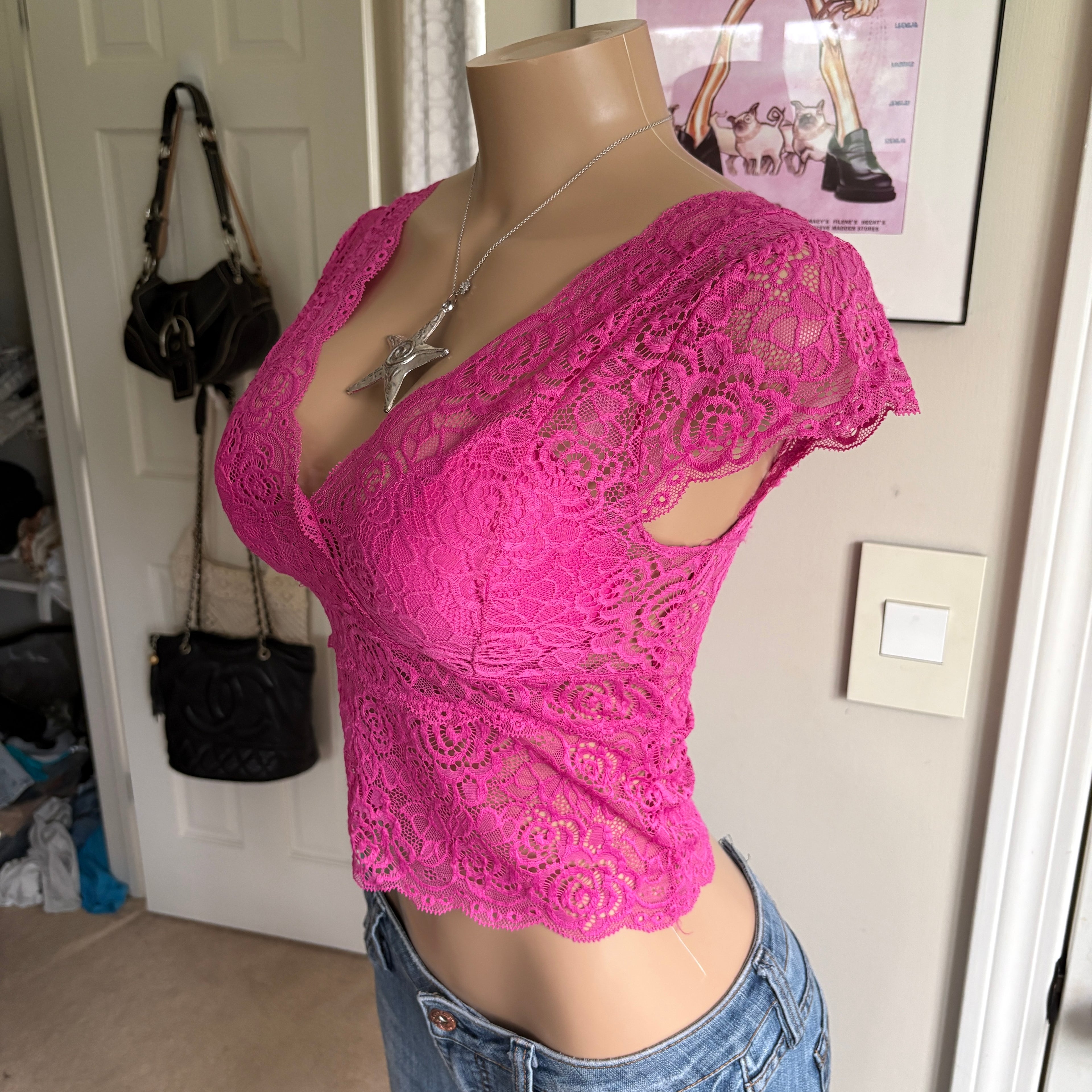00s pink floral lace v neck top (size M)