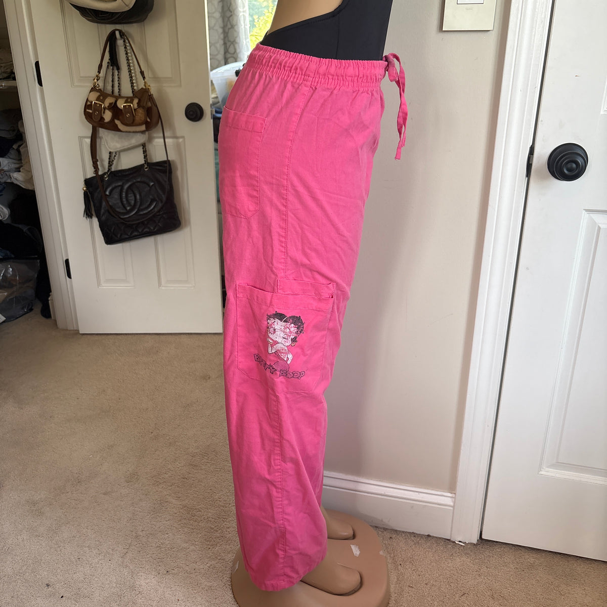 00s Betty Boop pink scrub pants (size M)