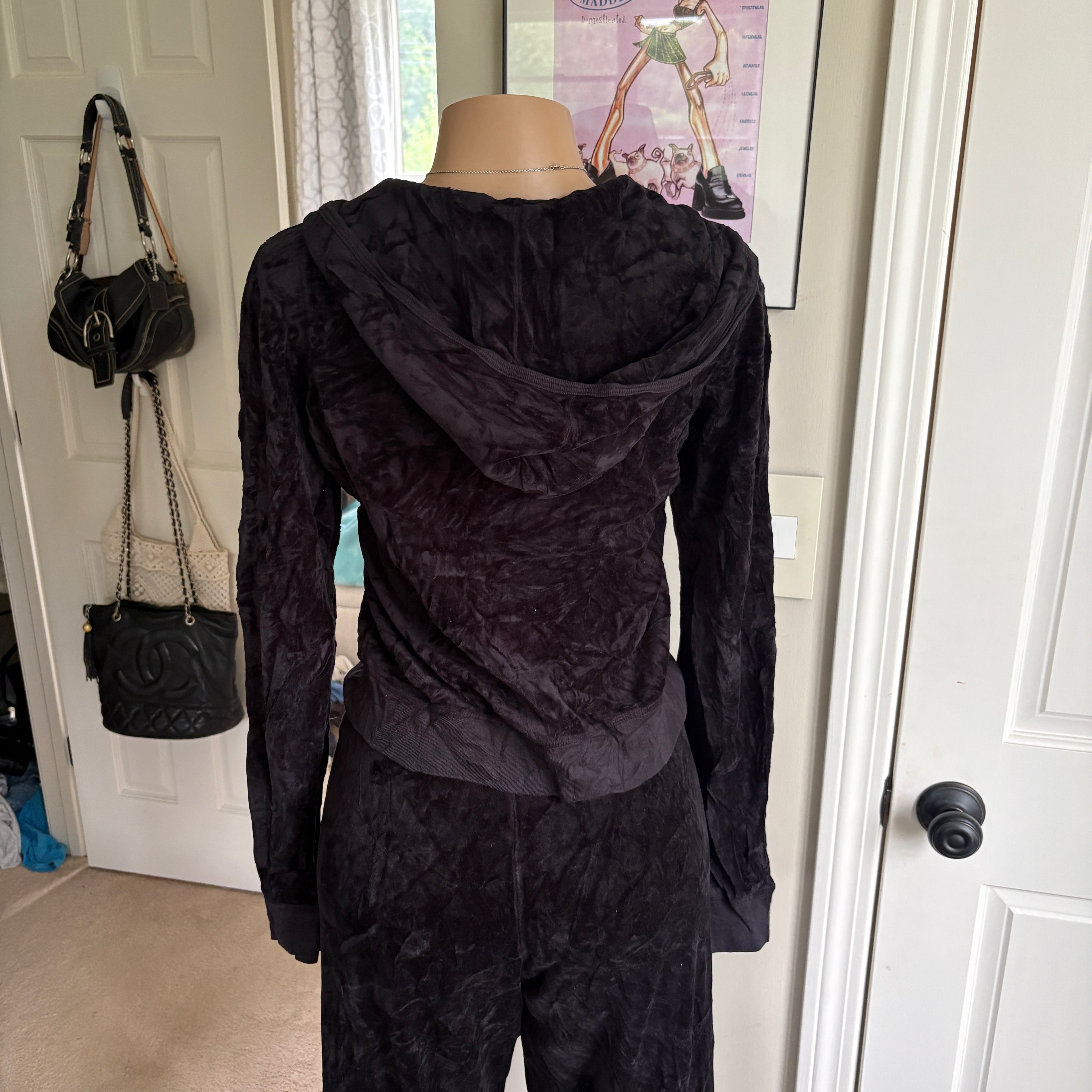 00s Juicy Couture black velour spellout tracksuit set (size XL)