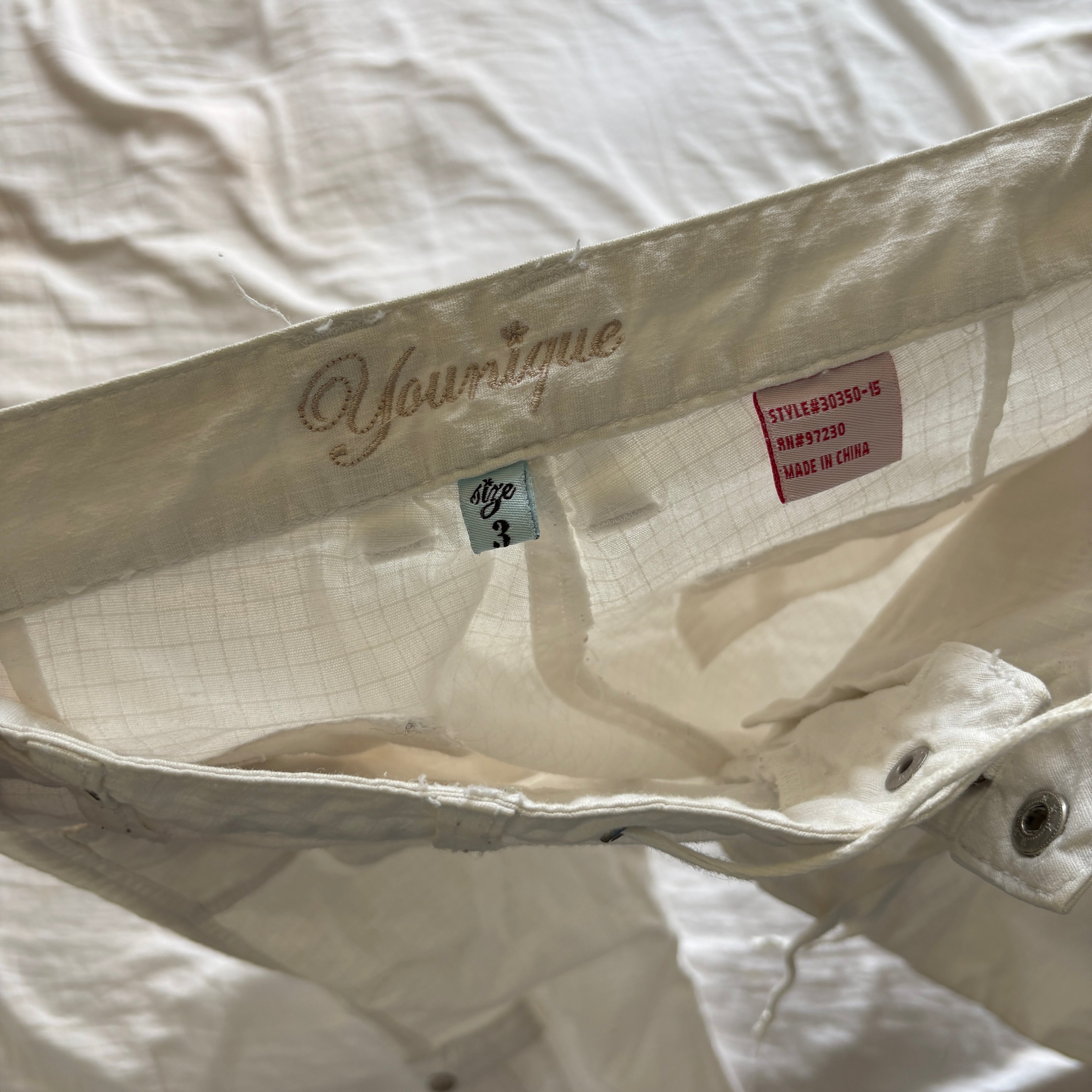 00s Younique white capri pants (size S)