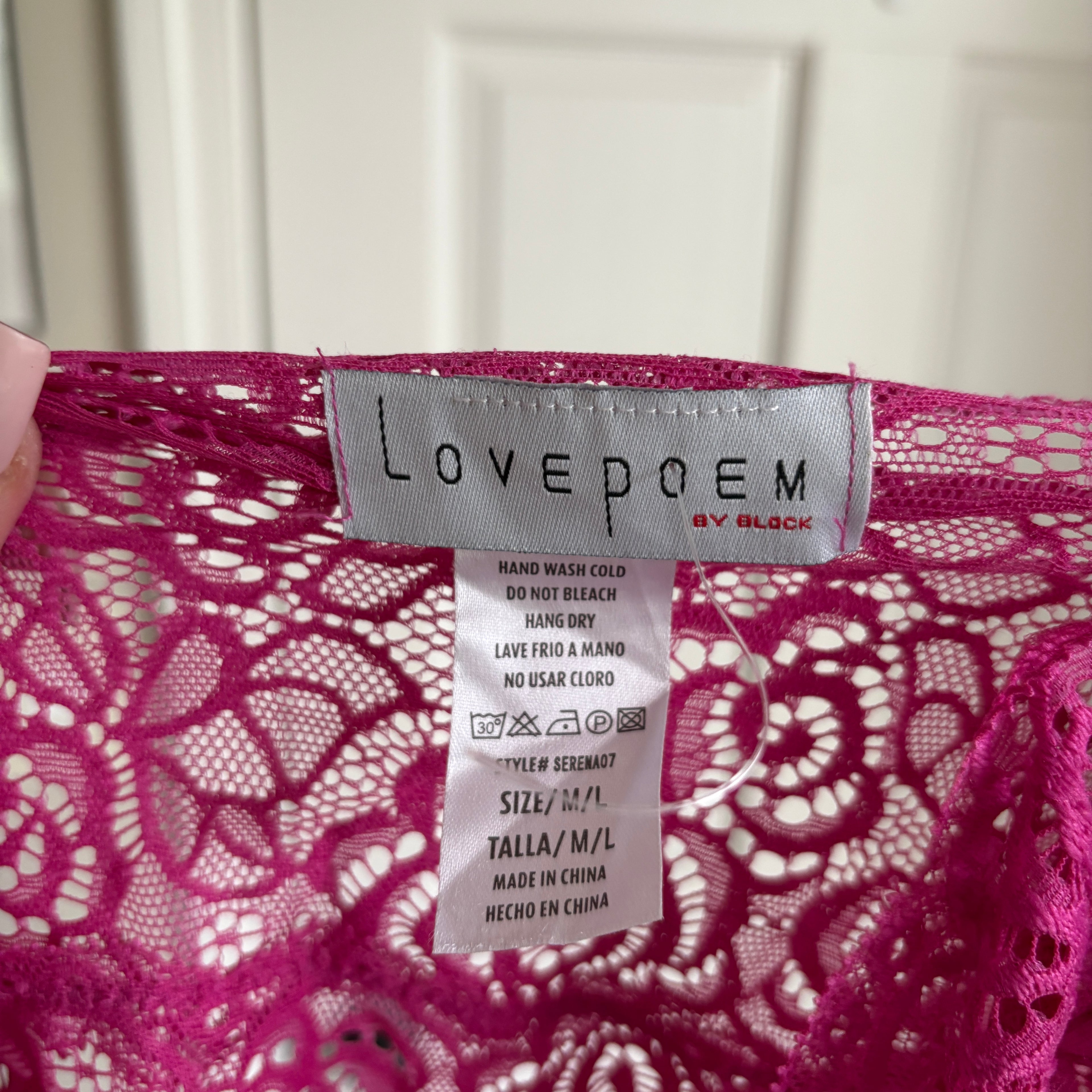00s pink floral lace v neck top (size M)