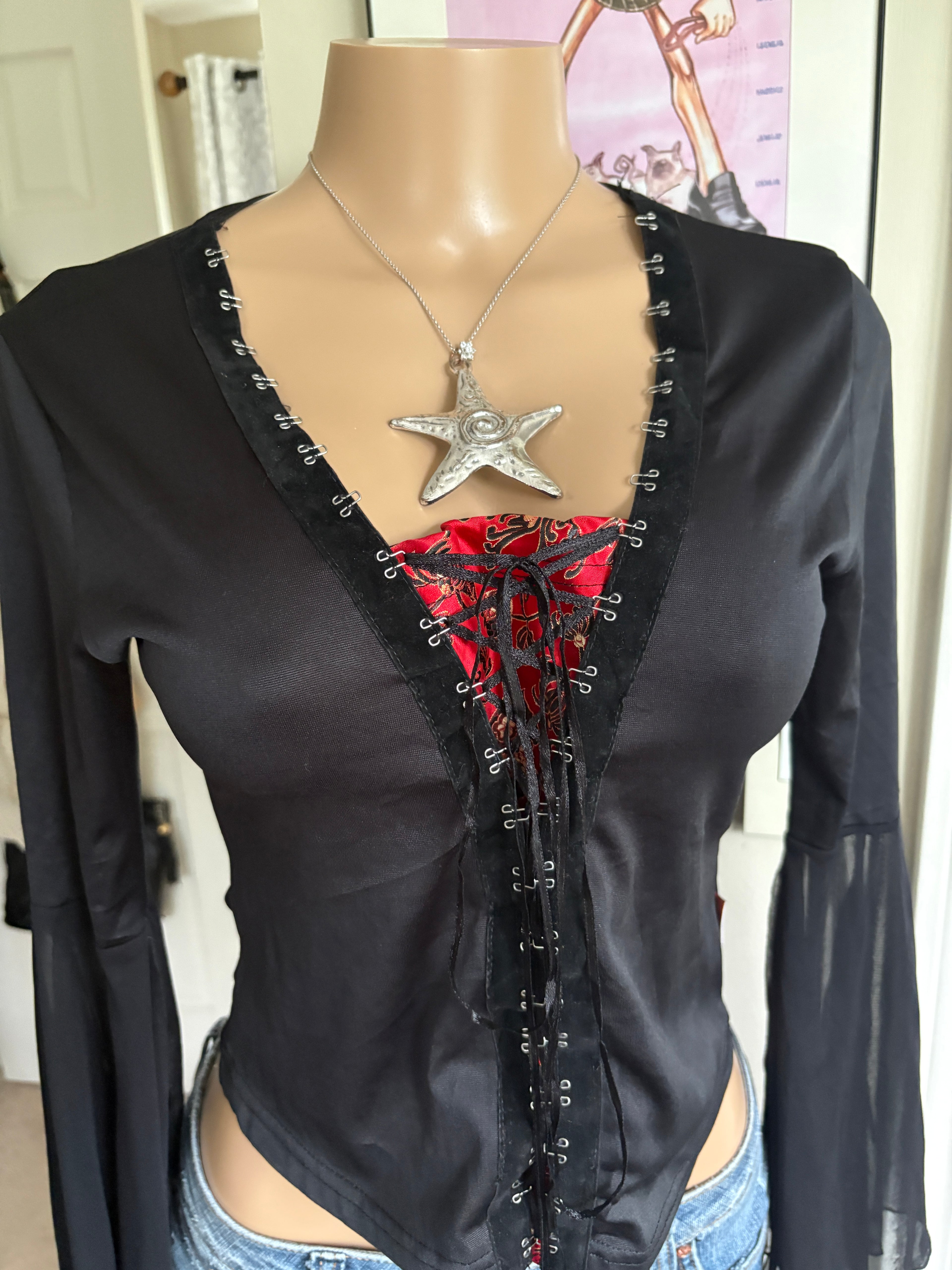 00s black and red corset lace up long sleeve (size M)