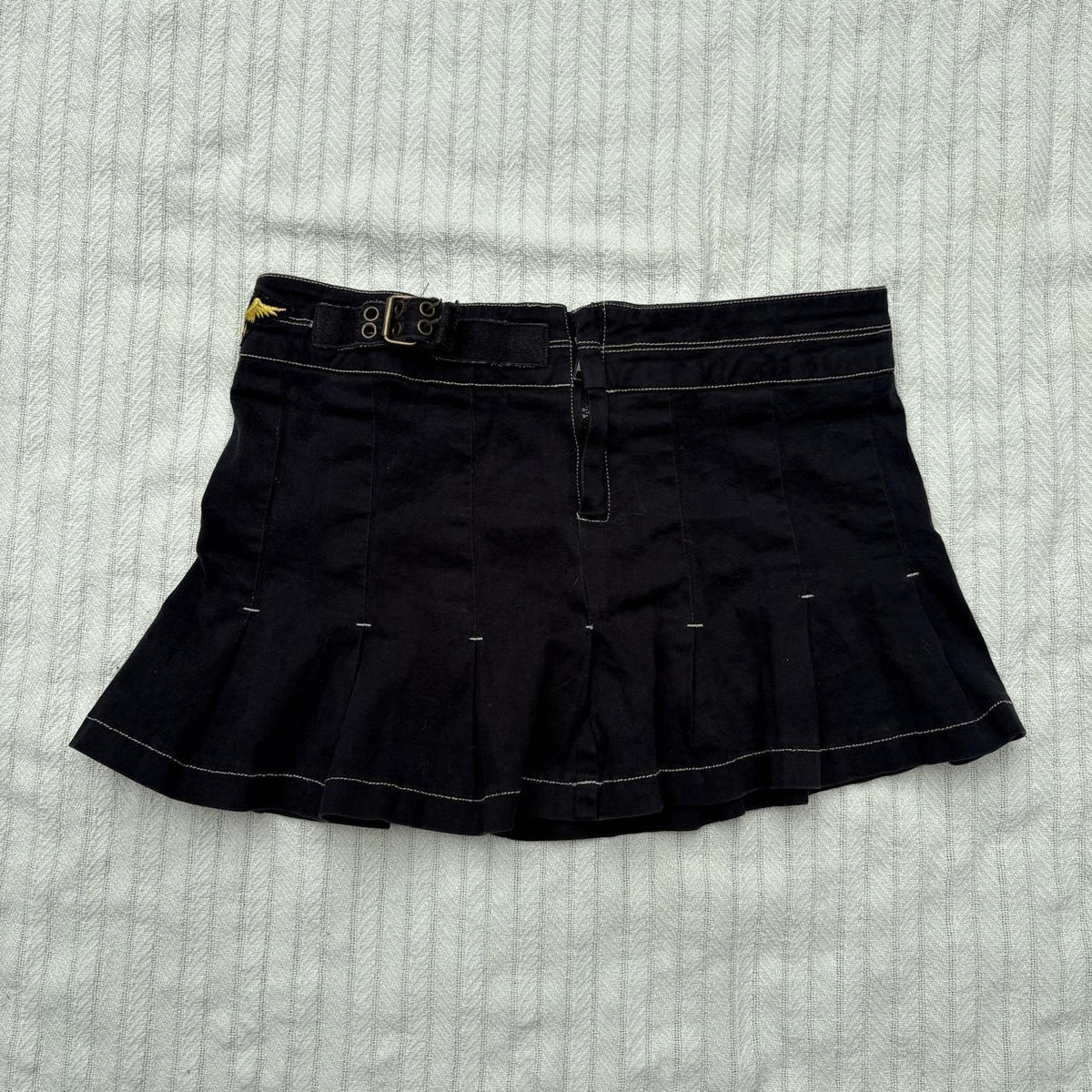 y2k 2000s black buckle belted pleated micro mini skirt